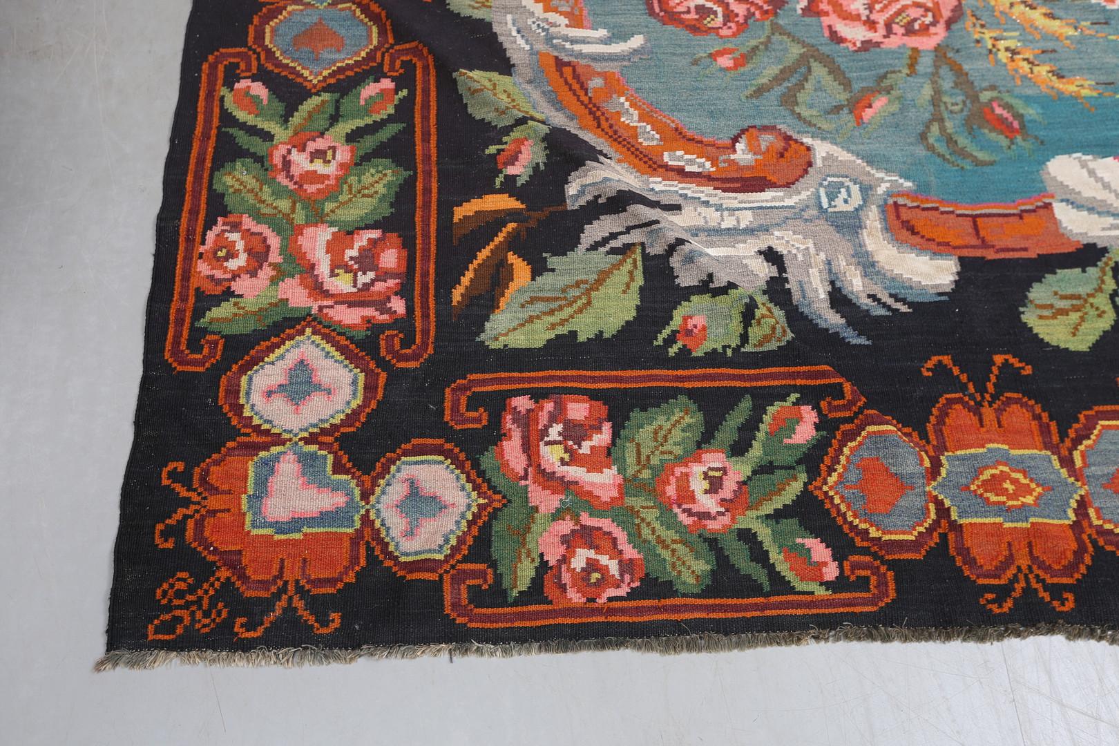 Metà XX secolo Tappeto Kilim fatto a mano Tappeto tradizionale floreale Soggiorno Moldavo Kelim Marrone in vendita