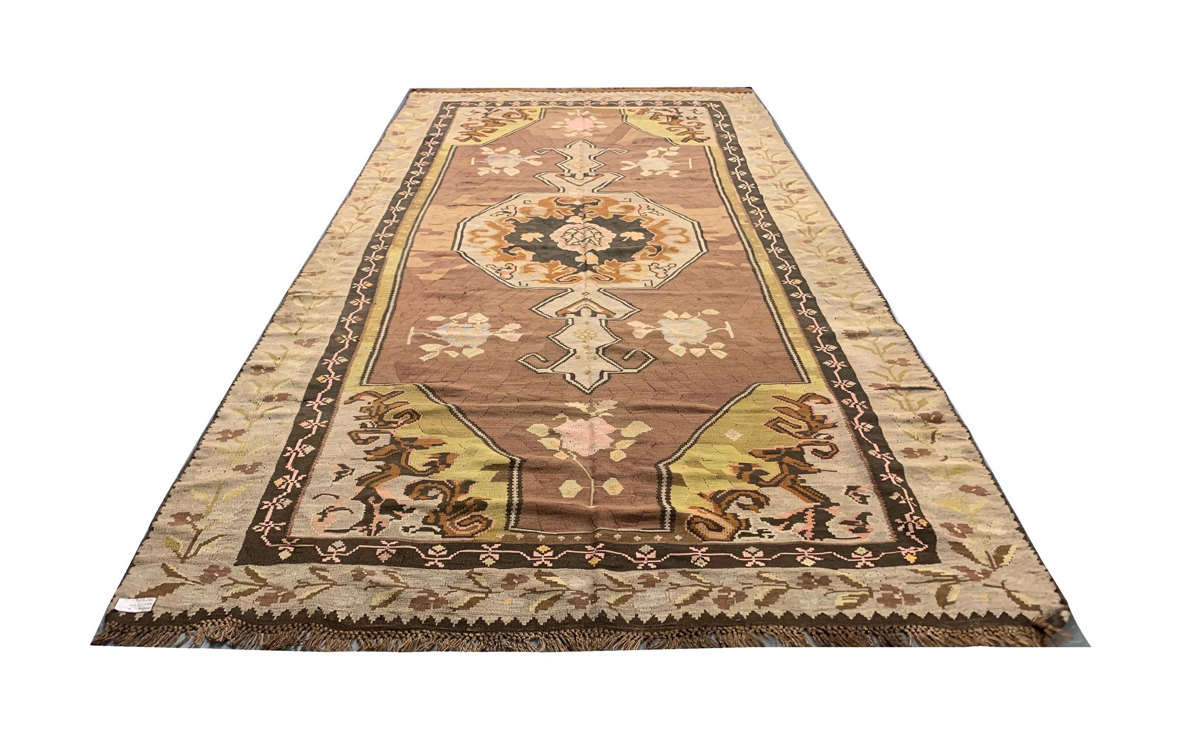 Dieser elegante, handgewebte Kelim ist ein hervorragendes Beispiel für einen kaukasischen Karabagh-Kilim-Teppich. Gewebt mit einem kühnen geometrischen Muster mit Akzenten in Braun, Beige, Creme und Grün. Mit floralen und geometrischen Mustern.