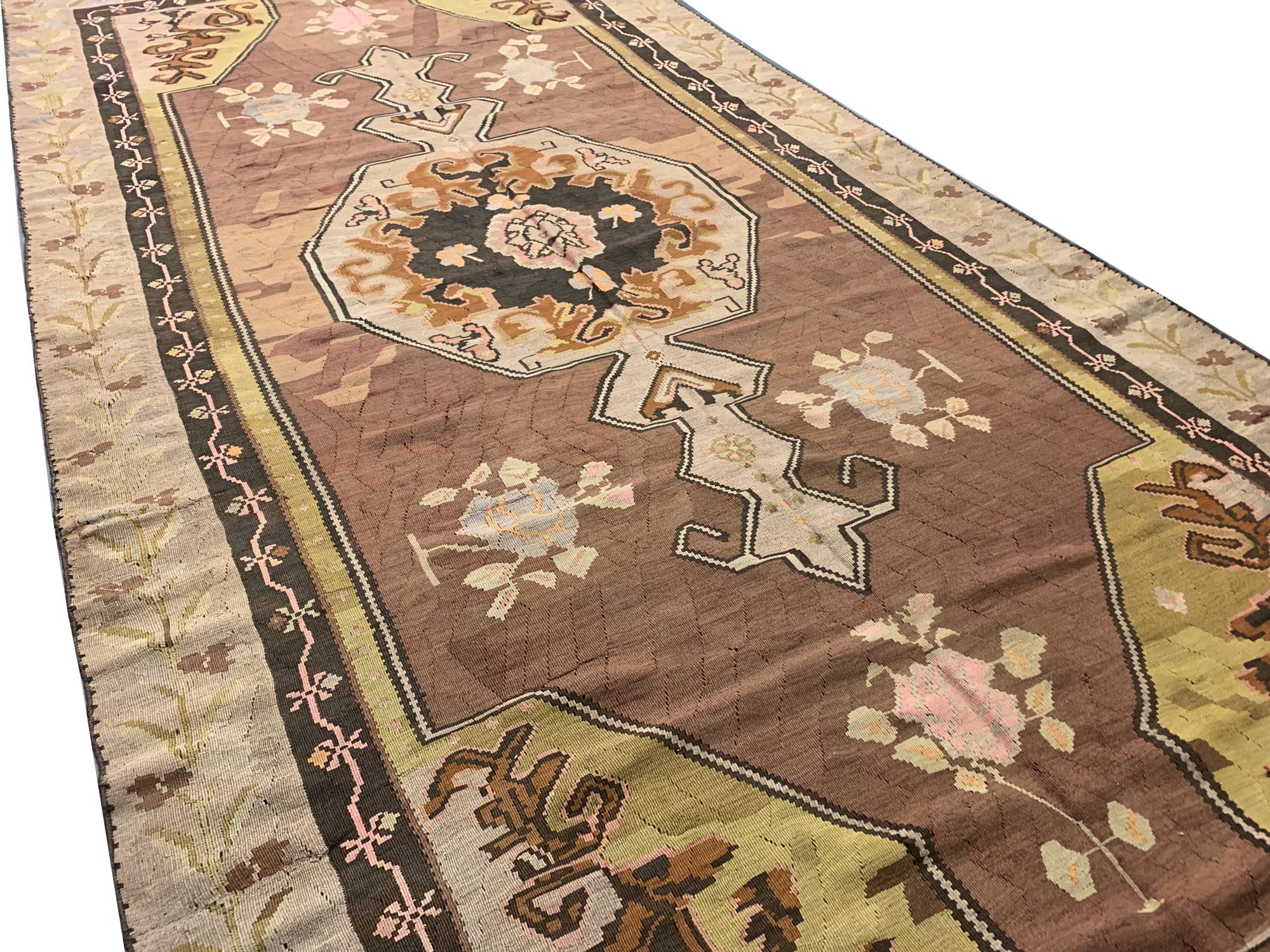Handgefertigter, antiker, brauner, traditioneller Karabagh-Kelim-Teppich aus Wolle (Moderne der Mitte des Jahrhunderts) im Angebot