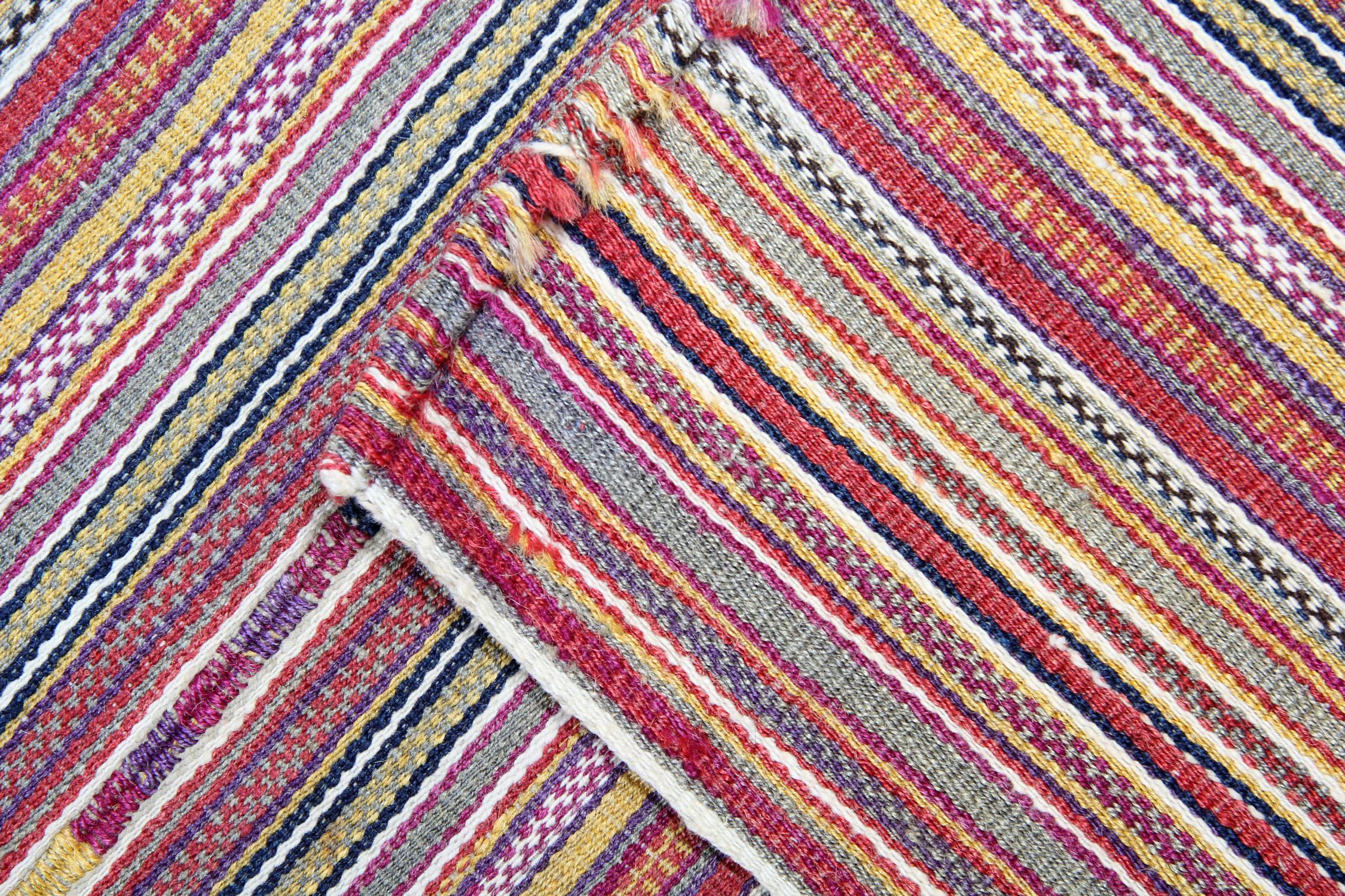 Tissé à la main Tapis Kilim faits main, laine Jajim ancienne, textile de laine rouge crème rayé en vente
