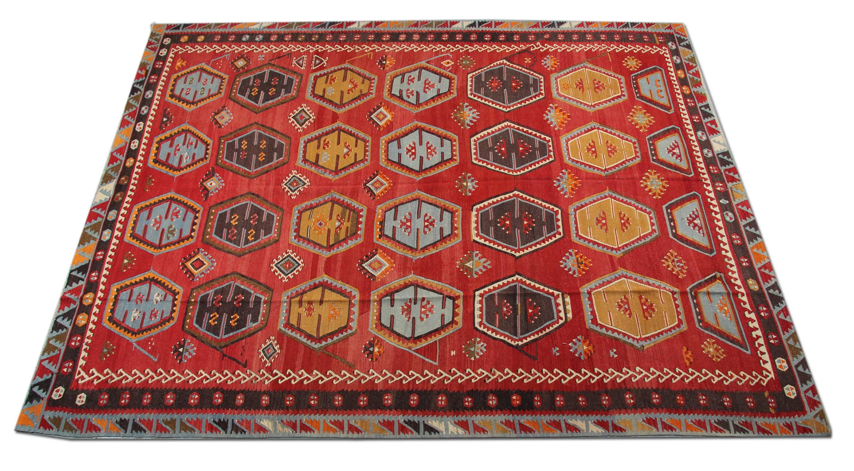 Le tapis S¸arkis¸la Kilim, fabriqué à la main, est l'un des tapis les plus décoratifs ; le Kilim turc peut constituer un élément de design supplémentaire pour la décoration de sa maison.
La plupart des kilims peuvent toujours être en harmonie avec