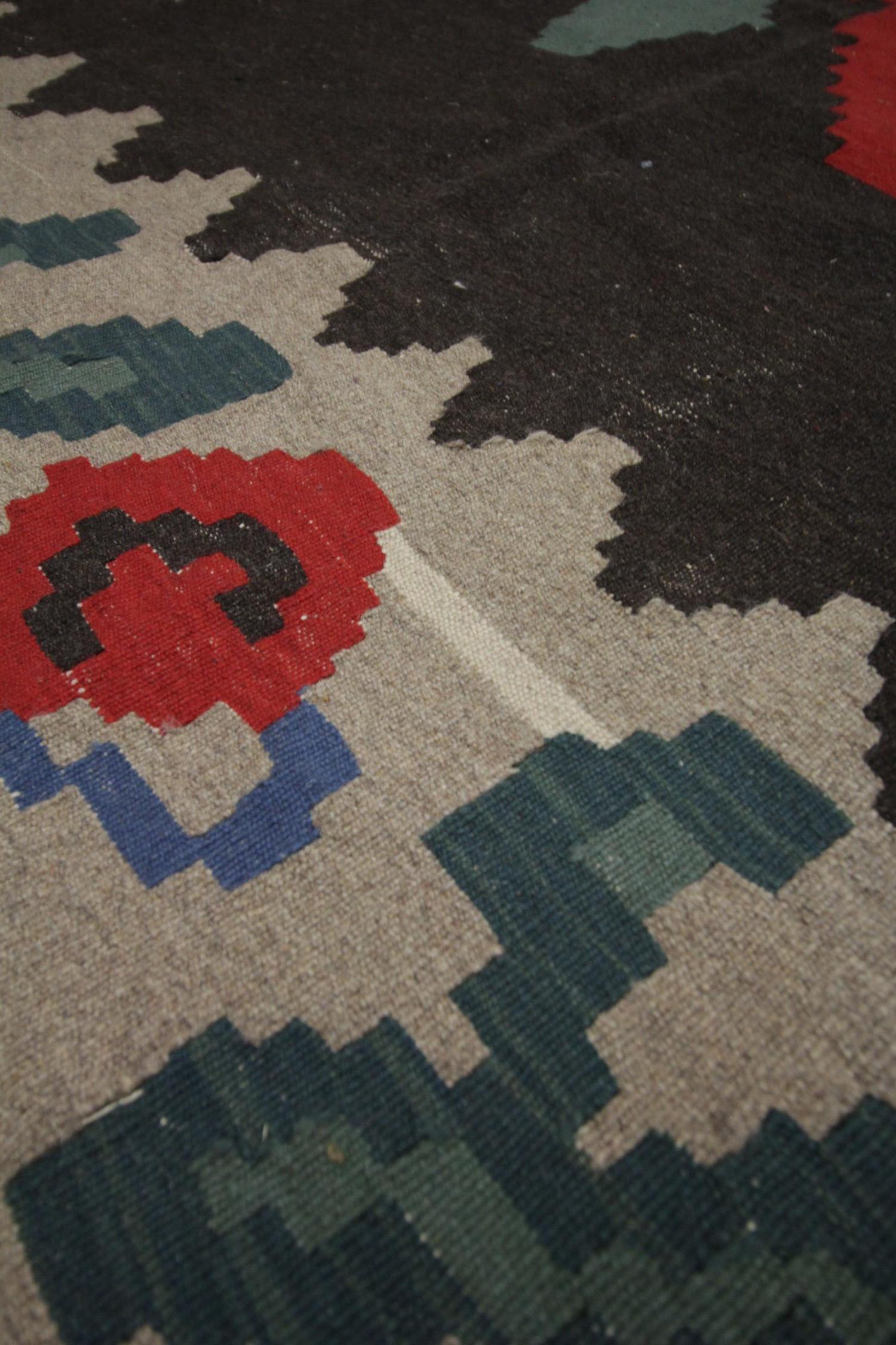 Handmade Kilims Vintage Carpet Floral Moldovan Kilim Rug In Excellent Condition For Sale In Hampshire, GB