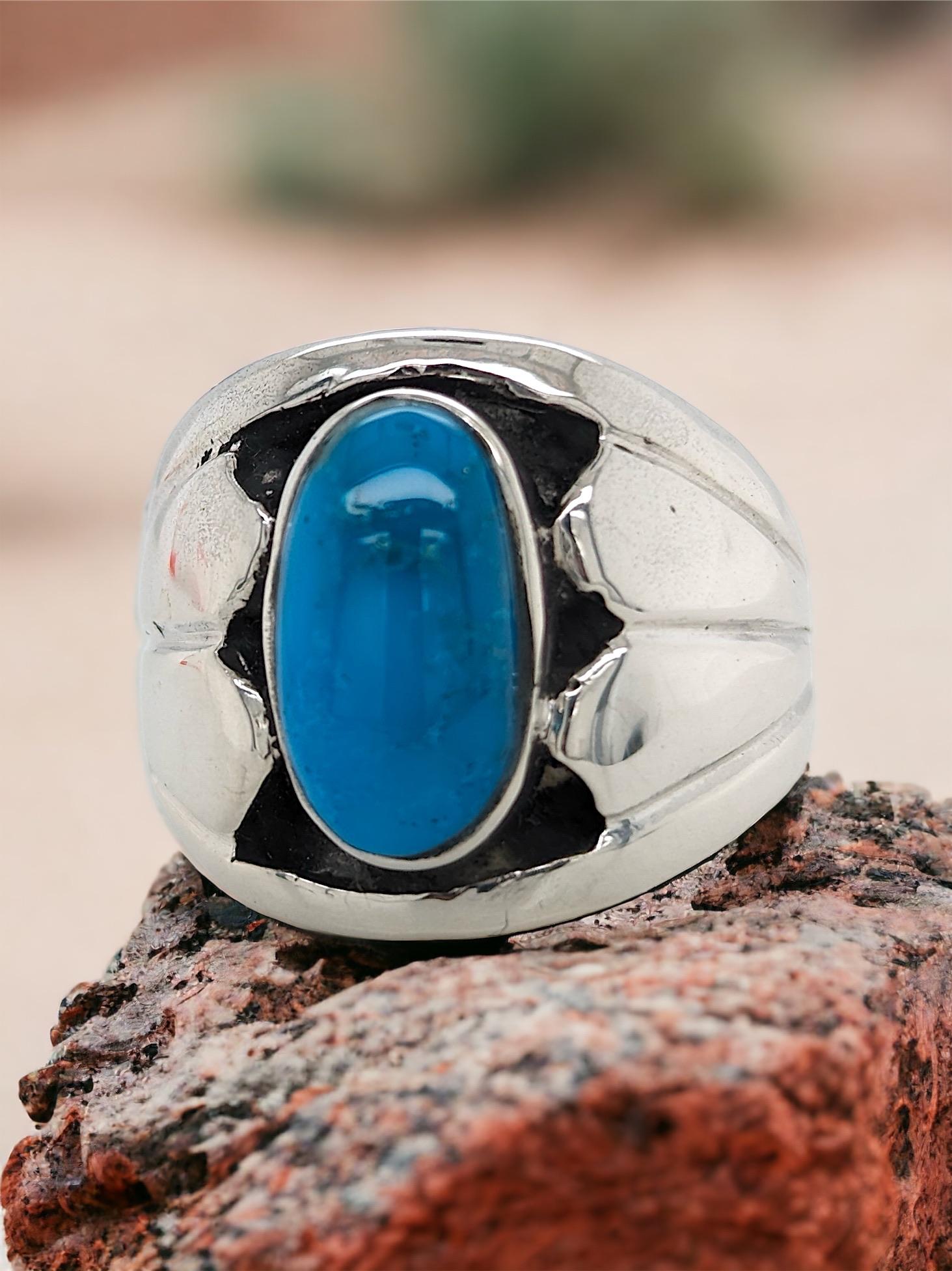 This stunning Sterling Silver Ring invites you to appreciate the beauty of handcrafted creativity.  In this one-of-a-kind piece, the real Kingman turquoise gemstone, renowned for its captivating colors, takes center stage.

Expert hands have