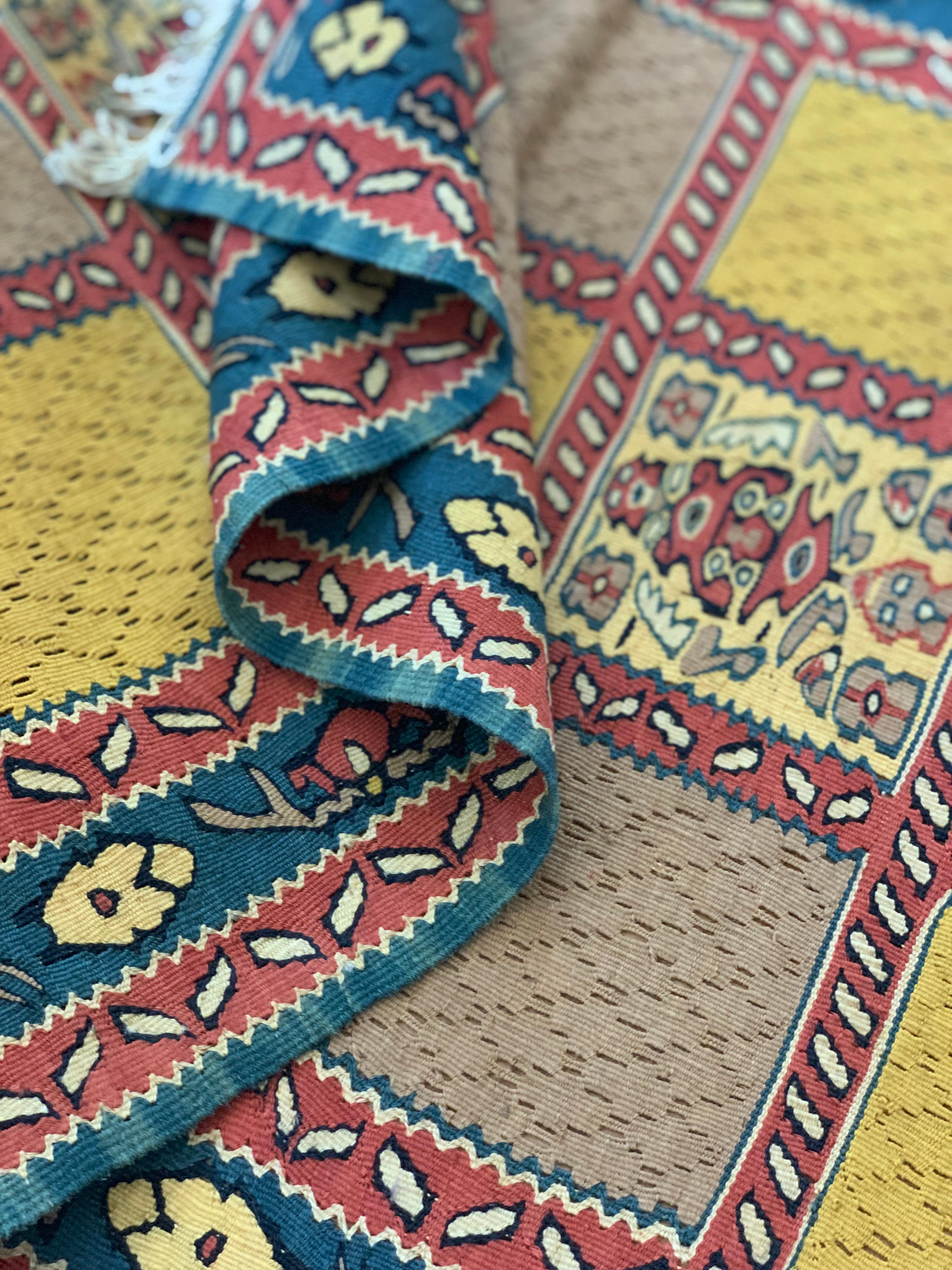 Ce magnifique tapis de course en soie et en laine est un kilim tissé à plat et fait à la main au début du 21e siècle, vers 2010. Il n'a pas été utilisé et est donc en excellent état. Le motif central a été tissé sur un fond rouge rouille et présente