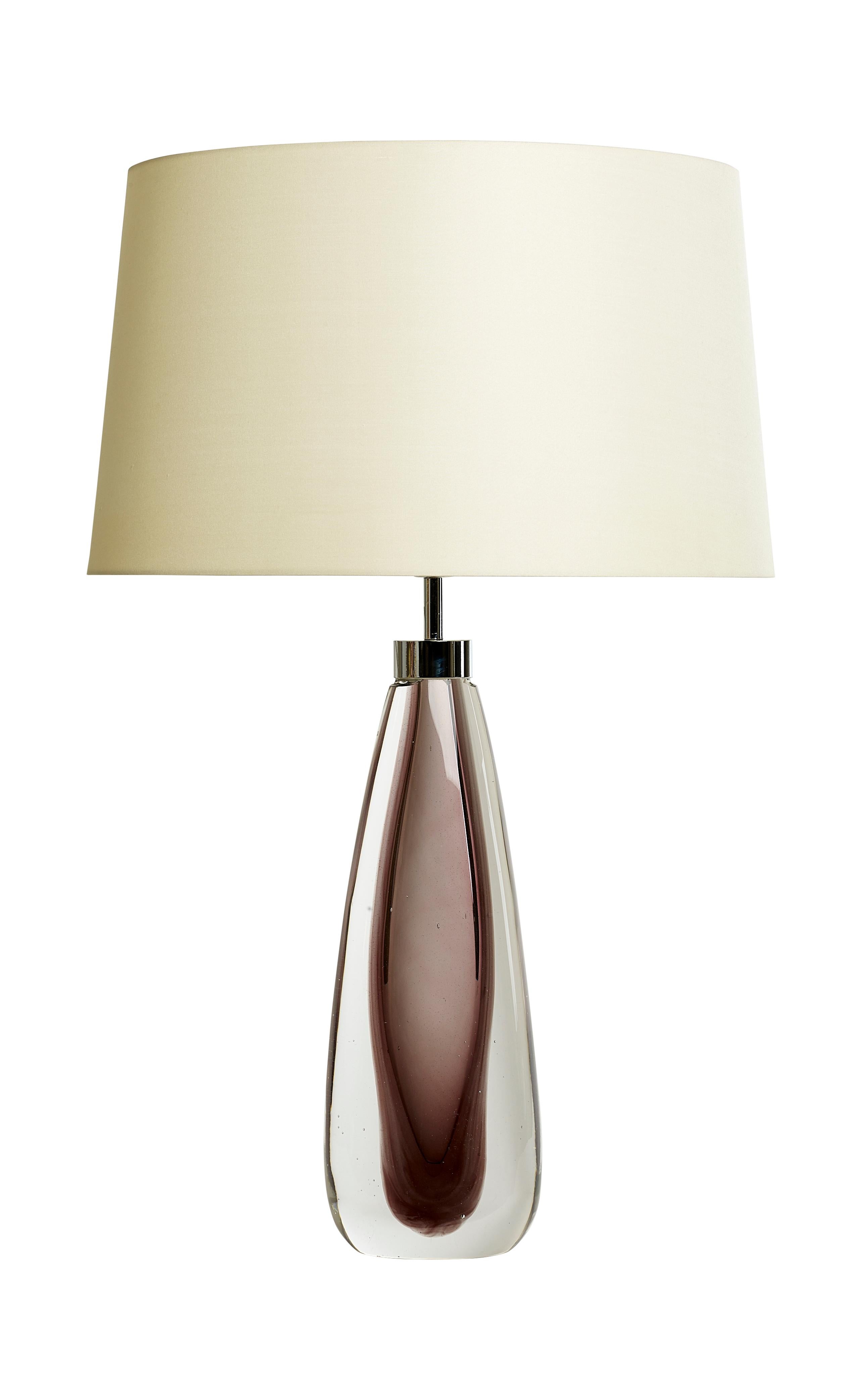 Andrew Kornat Designs bietet einen Service für handgefertigte Lampenschirme für alle Tischlampen, Wandleuchten und Kerzenschirme für Kronleuchter an.

Dieses Angebot ist für einen bestimmten Lampenschirm, der die Sommerso Murano Tischlampen ergänzt,