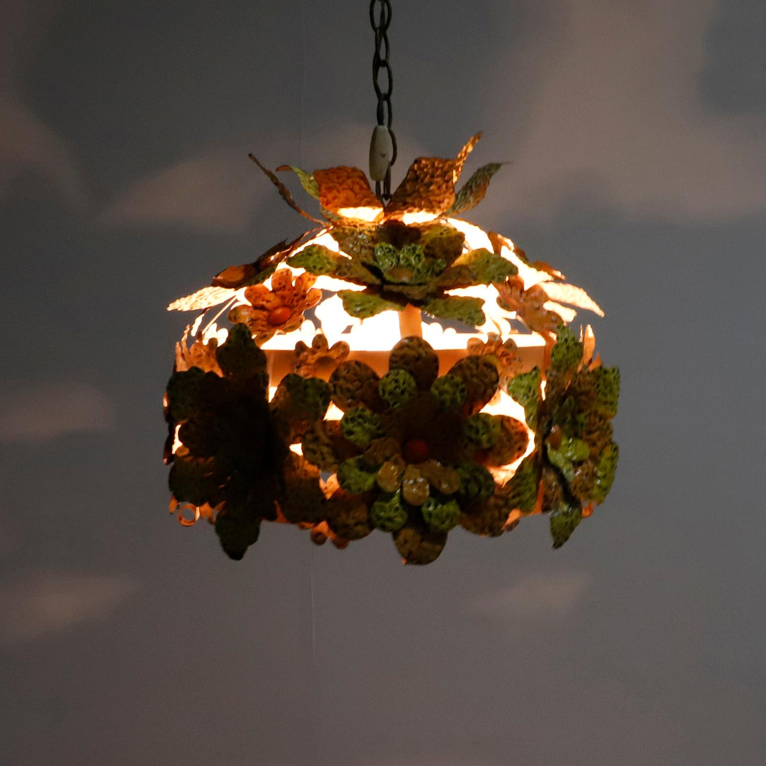 Arte popolare Lampada realizzata a mano in acciaio tagliato in vendita