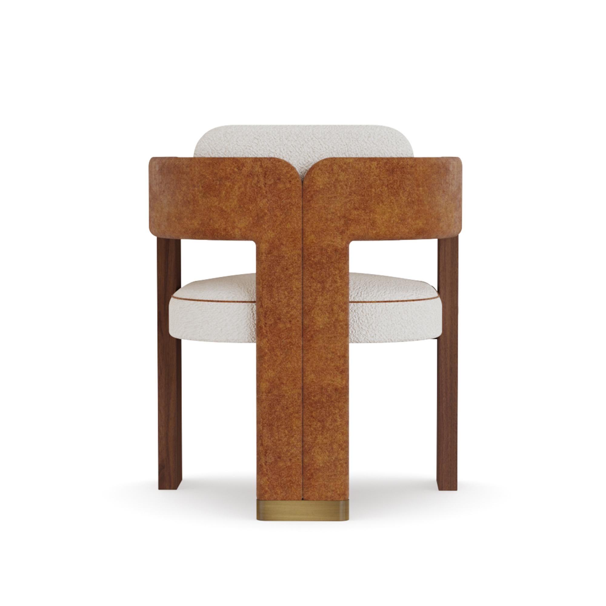 Ottone Sedia da pranzo Lana fatta a mano con rivestimento in velluto e base in legno di noce di Nolita Harbour in vendita