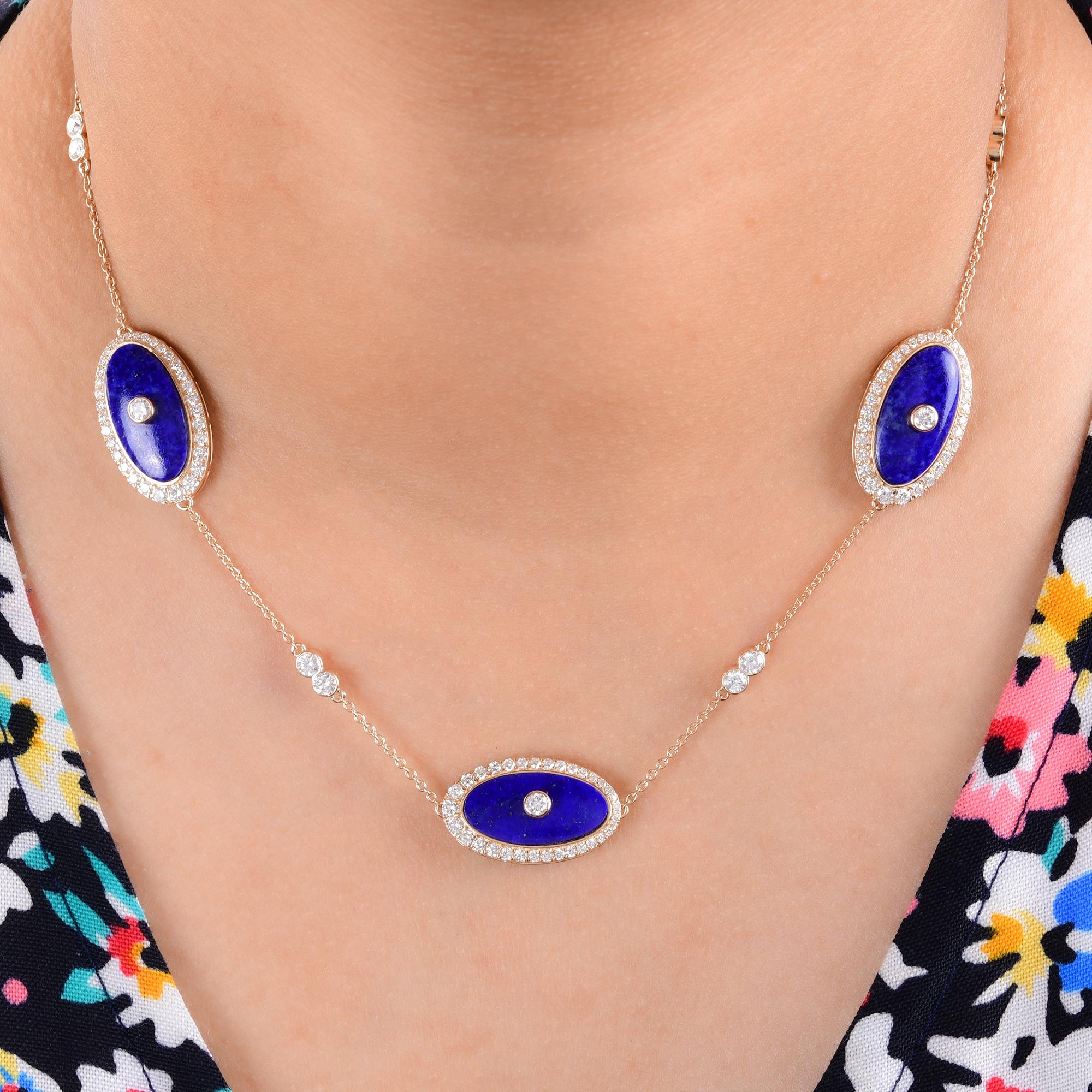Ce collier en or jaune 18 carats fait à la main avec des pierres précieuses en lapis et des diamants. 
comporte une large incrustation ovale de lapis-lazuli. Chaque incrustation de lapis est entourée d'un halo de diamants ou d'une monture pavée.