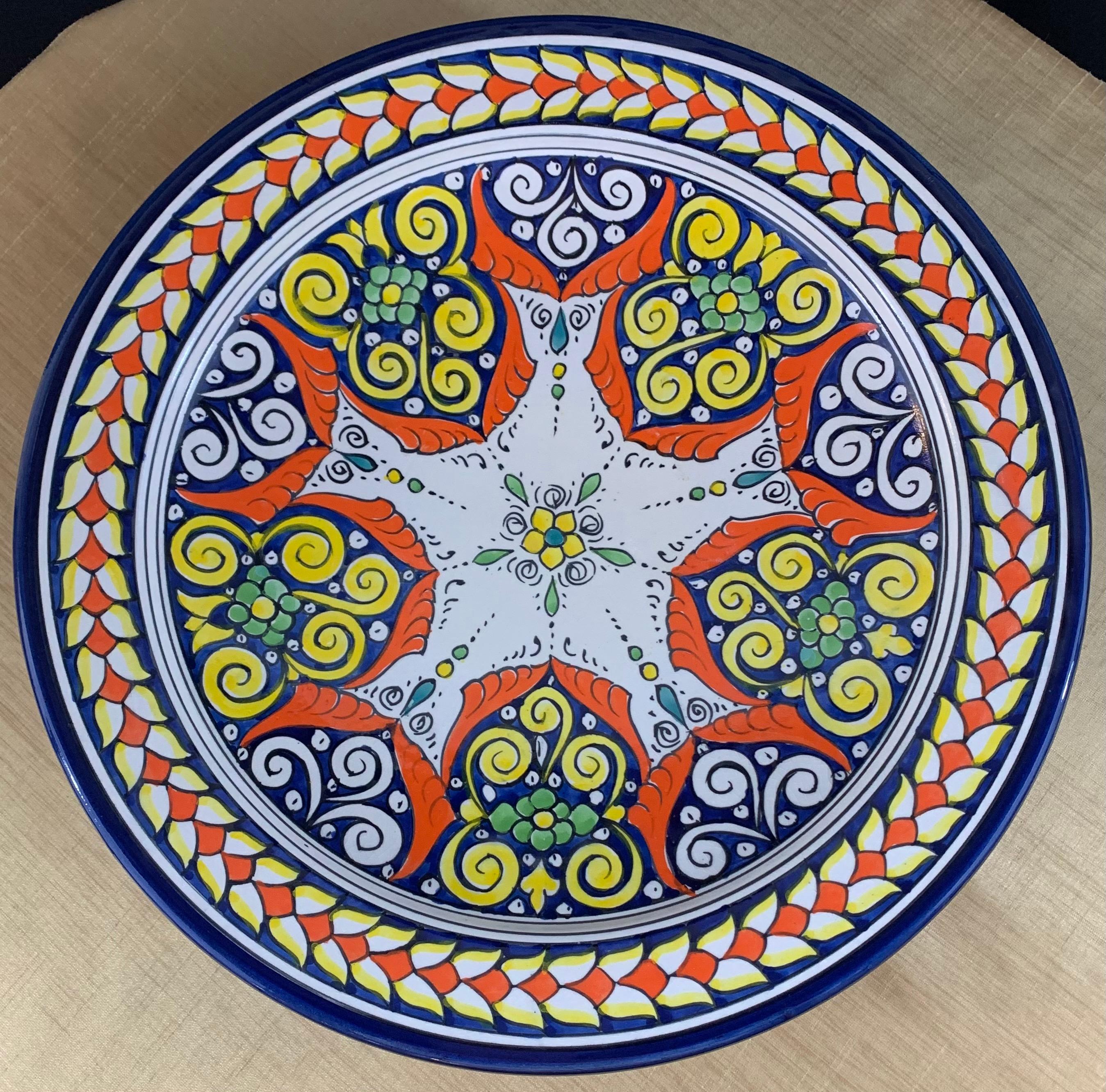 Céramique Grande assiette de service décorative en céramique faite à la main, centre de table, lot de 2 en vente
