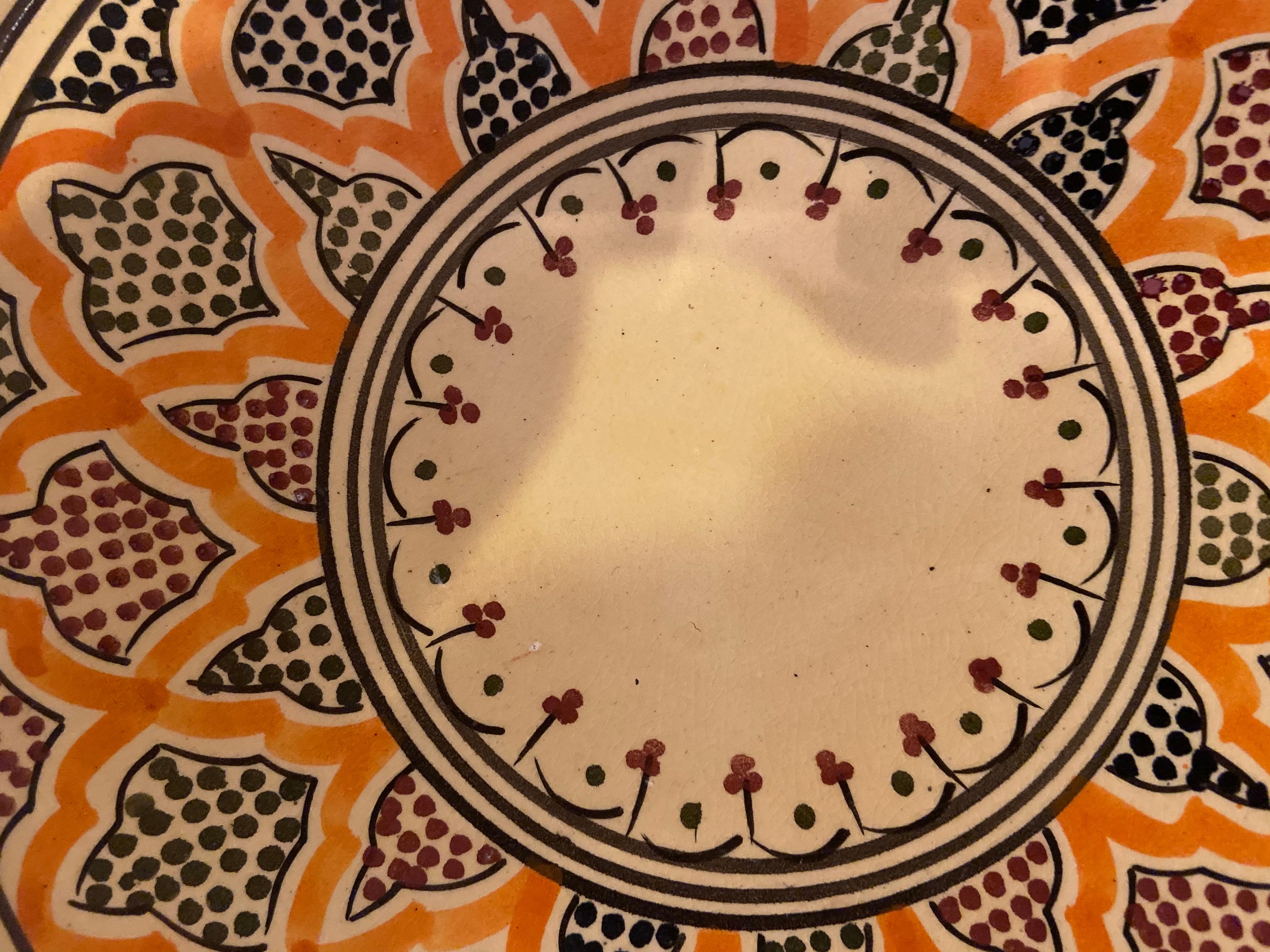 Handgefertigte große dekorative Keramik Servierplatten in der Mitte, 4er-Set (Marokkanisch) im Angebot