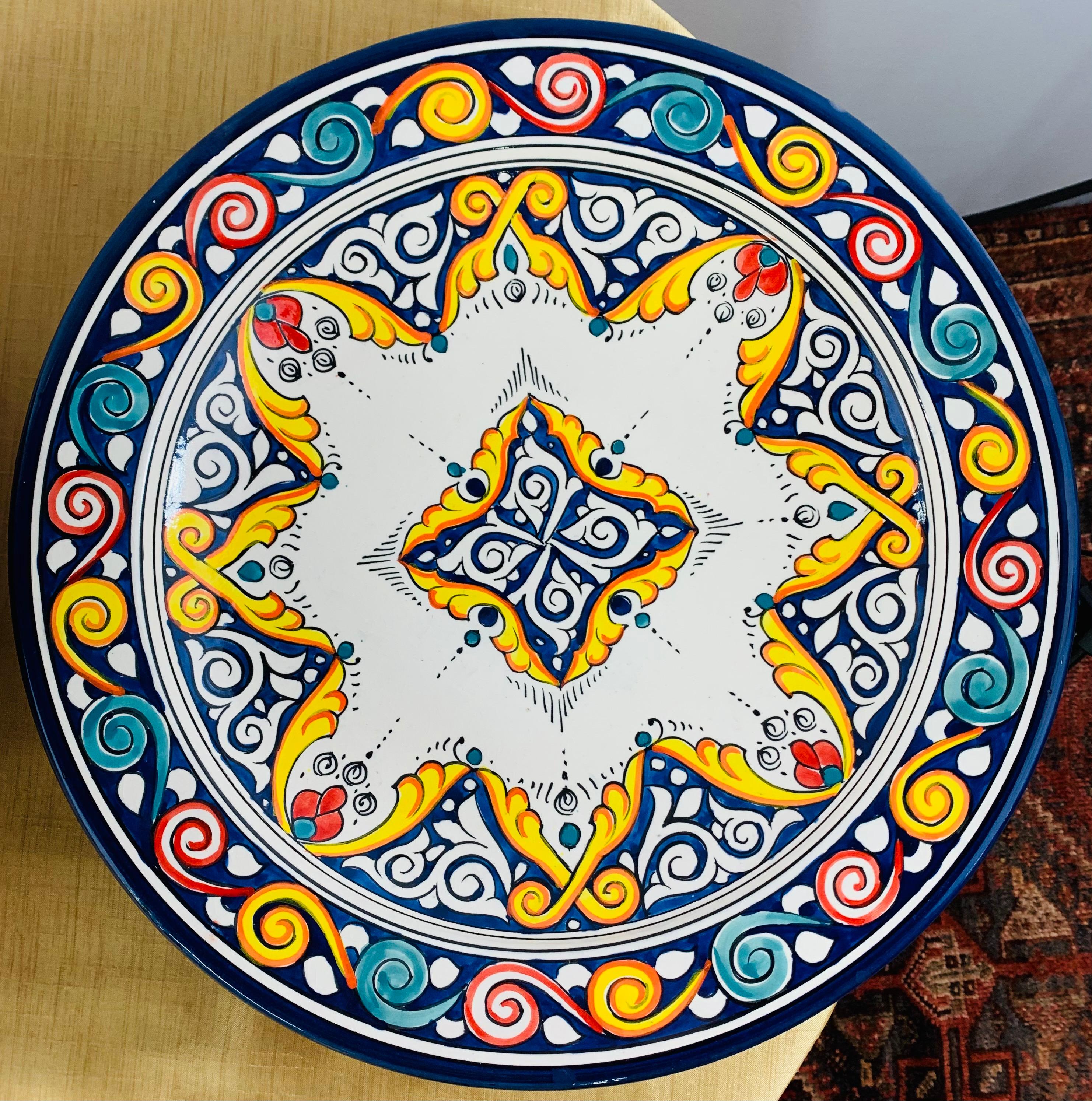Des motifs complexes et ornés d'arabesques aux couleurs envoûtantes définissent ces grandes et magnifiques assiettes à dîner en céramique. Fabriquées à la main dans les ateliers animés des maîtres artisans de la ville côtière de Safi, ces jolies
