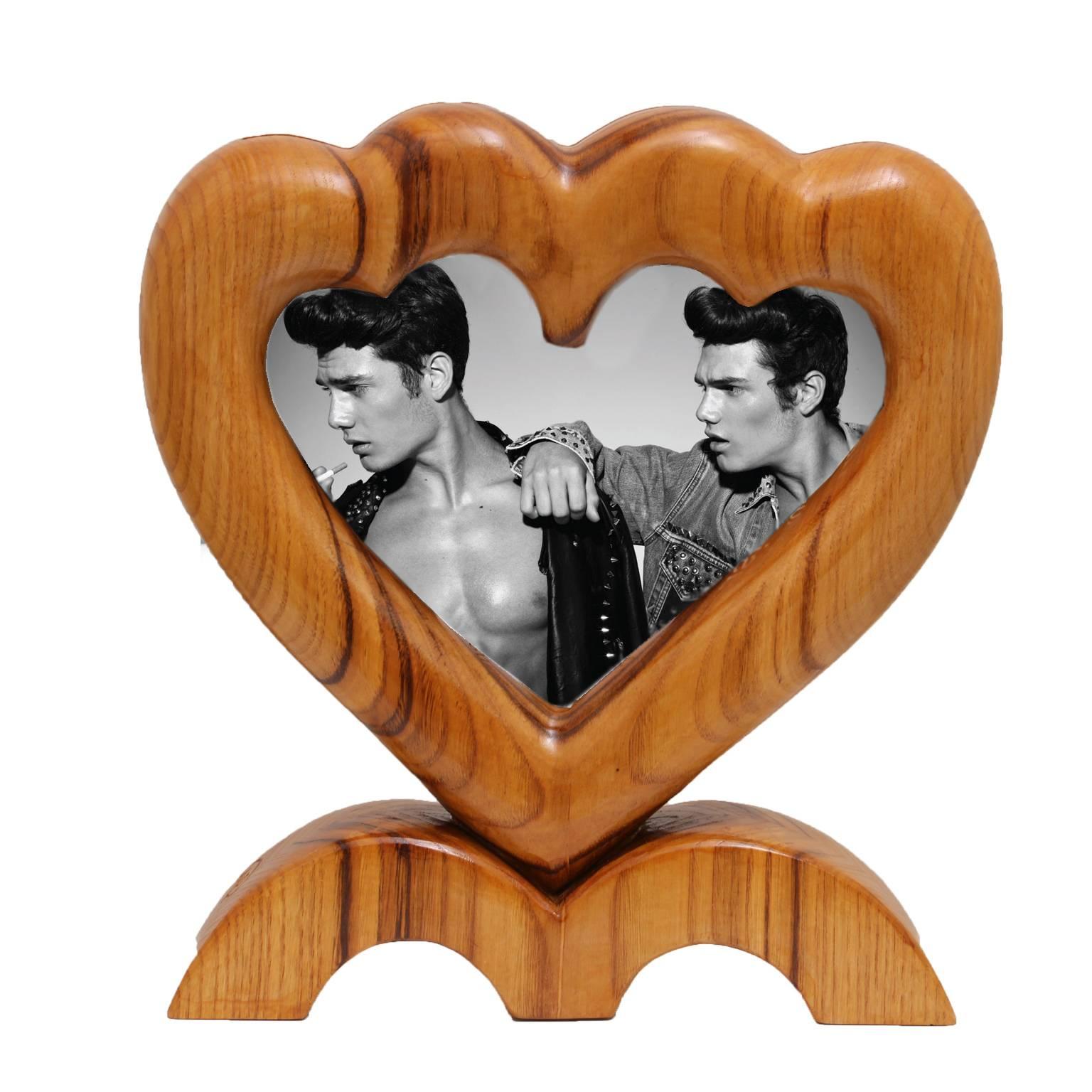 Cadre photo italien en bois fait à la main, double cœur en vente 1