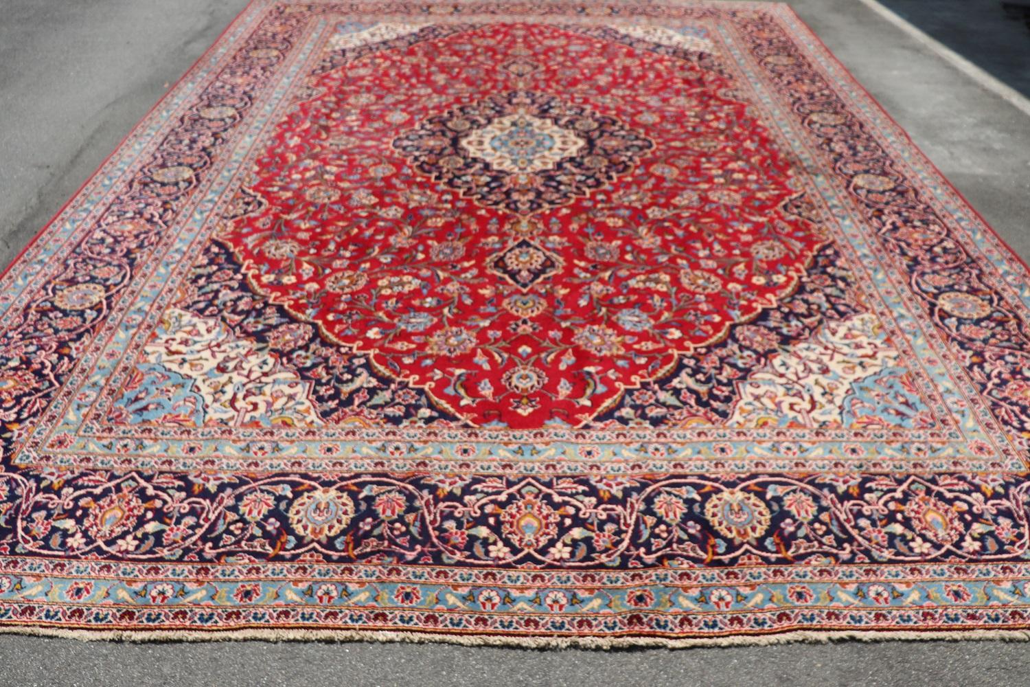 Schönes 20. Jahrhundert ( 1980er Jahre ca.)  großer persischer Kashan-Teppich, handgefertigt aus Wolle. Dieser fantastische Teppich ist in der Hauptfarbe rot mit einem Motiv aus zentralen Medaillons. Aufwendige und reiche Dekoration. Gebrauchte