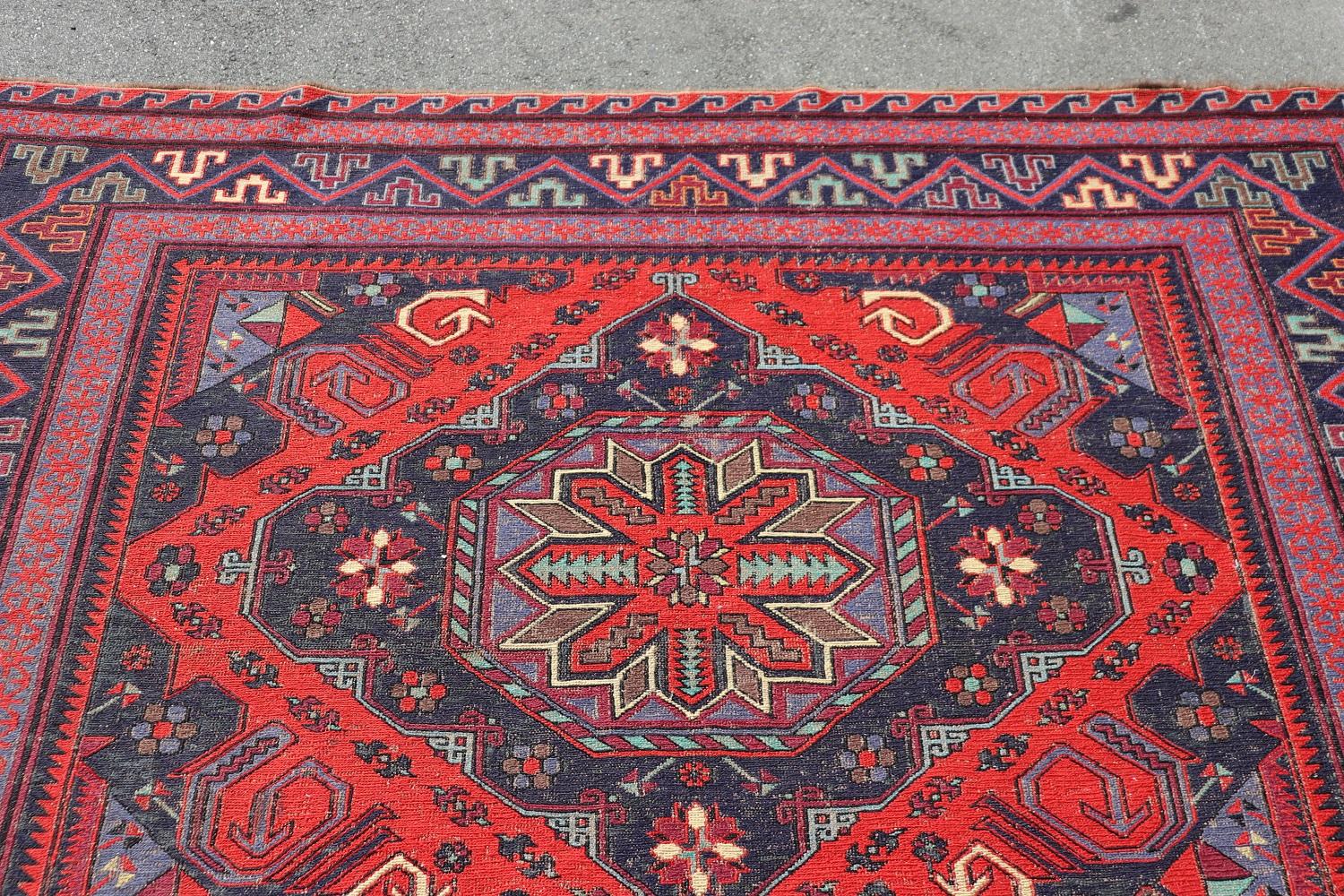 Handmade Large Persian Shiraz Rug, 1930s In Good Condition For Sale In Casale Monferrato, IT