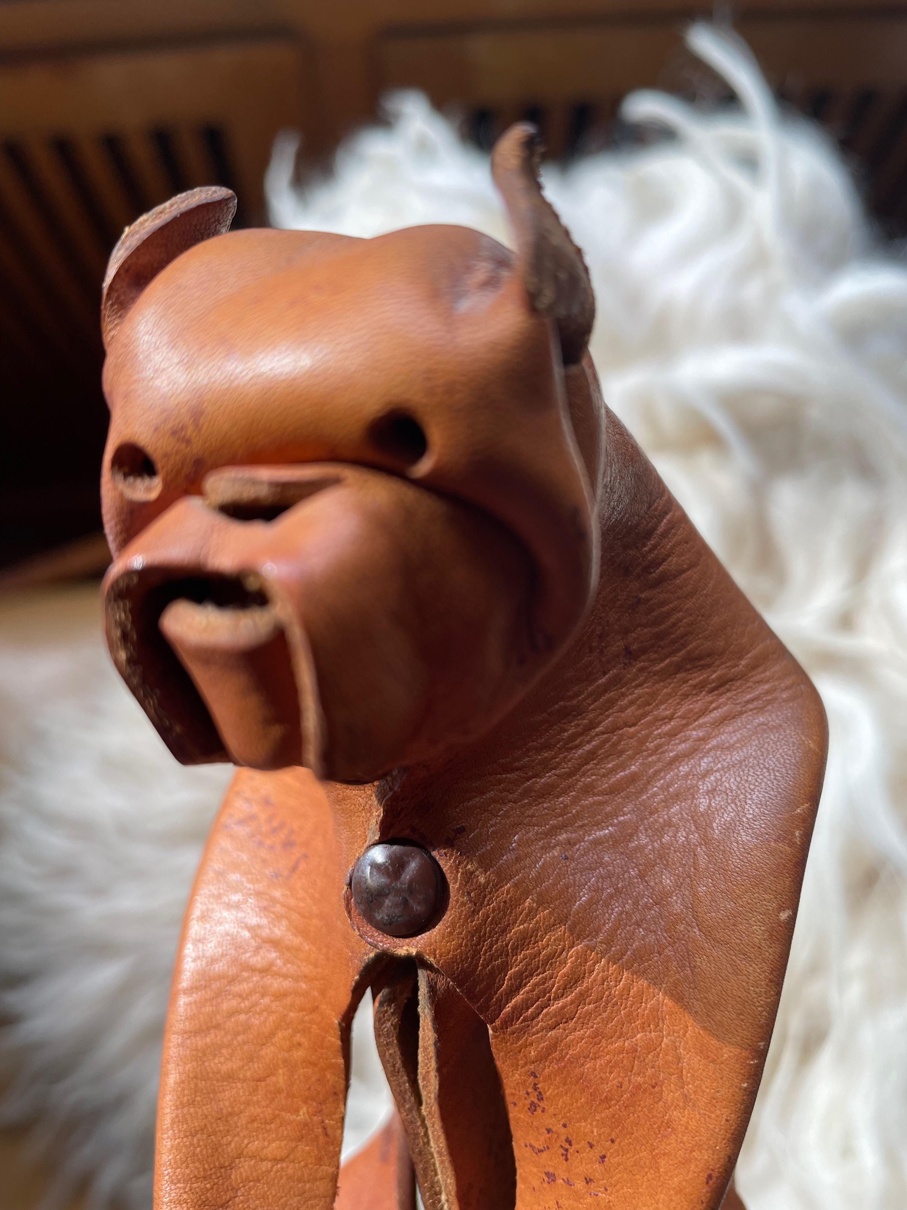 Chien / Boxer en cuir fait main par DERU, Allemagne années 1960.
Ces petits animaux en cuir sont pliés à partir d'une pièce plus épaisse de cuir marron et rivetés . Estampillé Deru.
Technique d'origami.
Ces charmants animaux en cuir ont été