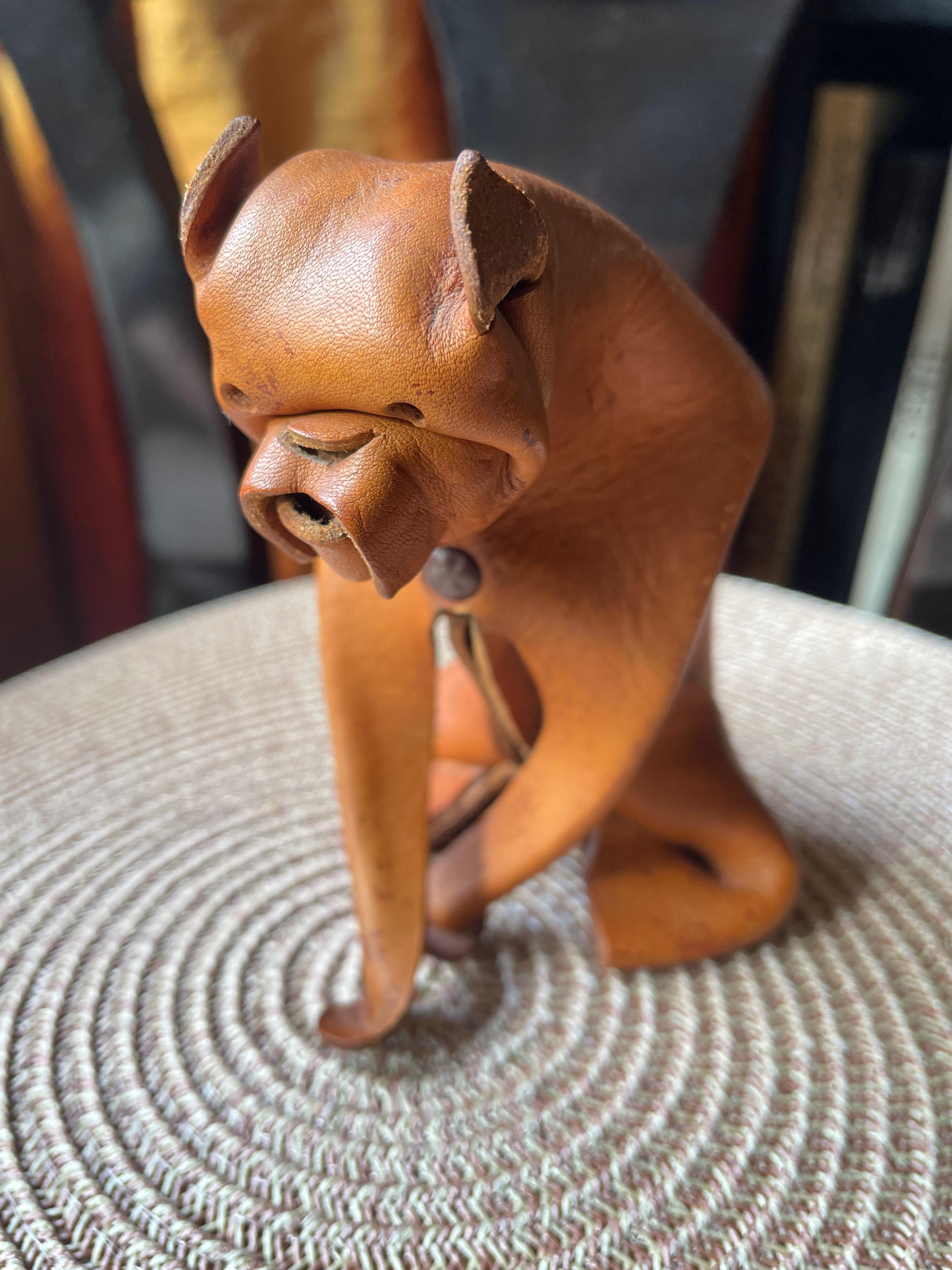 Handmade leather dog /Boxer by DERU, Germany 1960s. In Good Condition For Sale In Köln, NW