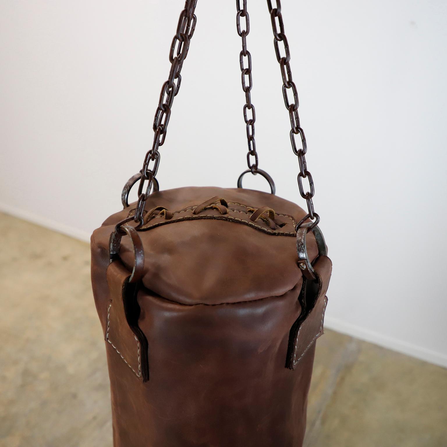 Ti offriamo questo sacco in pelle da palestra per boxe e pugilato. Questo pezzo è realizzato in pelle e catene vintage seguendo il design degli antichi sacchi da boxe, totalmente fatti a mano. Include le catene ma non il materiale all'interno della