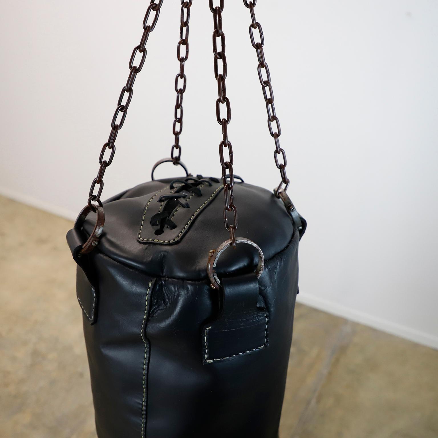 Ti offriamo questo sacco in pelle da palestra per boxe e pugilato. Questo pezzo è realizzato in pelle e catene vintage seguendo il design degli antichi sacchi da boxe, totalmente fatti a mano. Include le catene ma non il materiale all'interno della