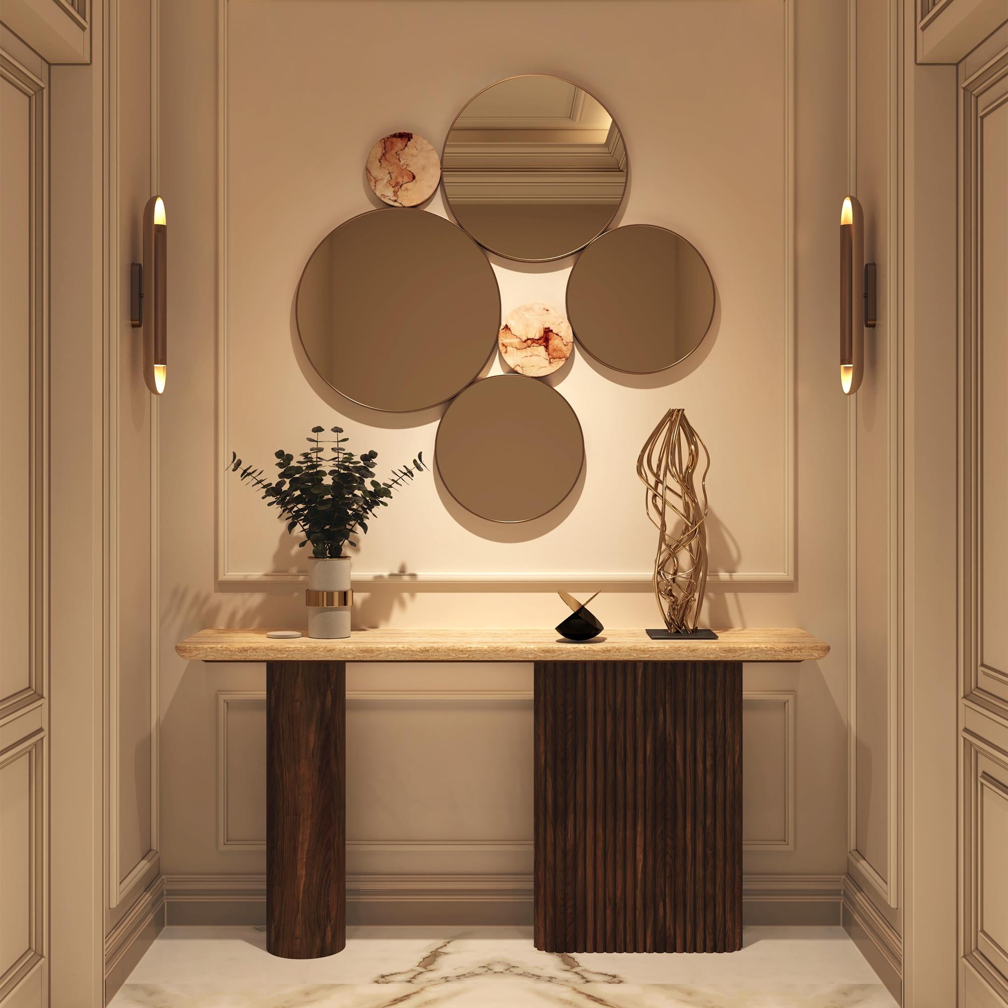 La consolle Livia di Nolita Harbour è una miscela magistrale di eleganza naturale e design moderno. Meticolosamente realizzata a mano in Portogallo, questa consolle presenta un lussuoso piano in travertino, famoso per la sua bellezza senza tempo e