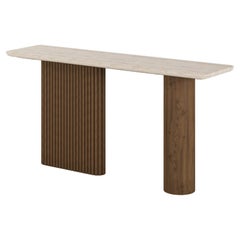 Console Livia faite main en travertin et pieds sculpturaux en noyer par Nolita Harbour