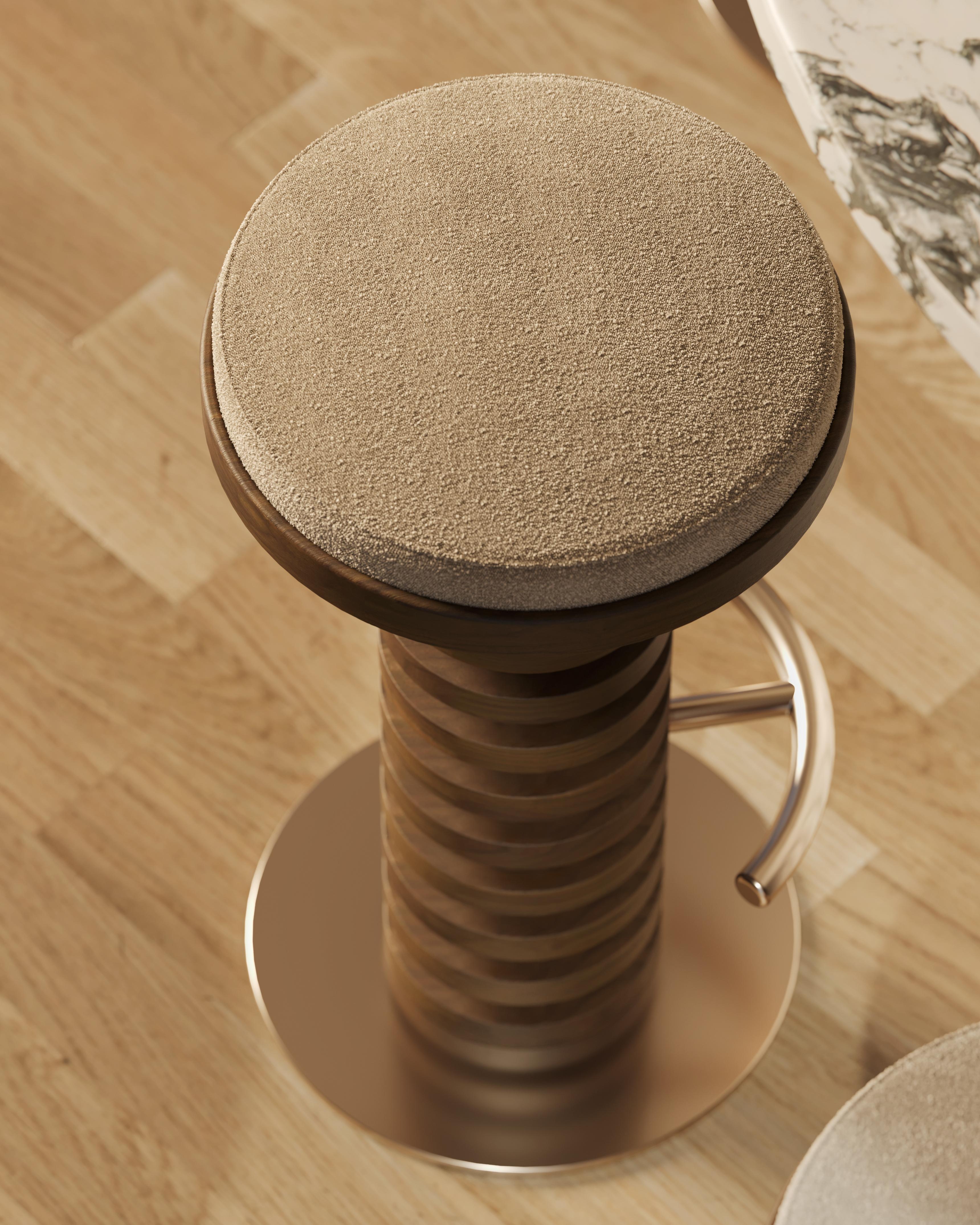 Organico moderno Sedia da bar Lola fatta a mano in noce scultoreo e accenti in ottone di Nolita Harbour in vendita