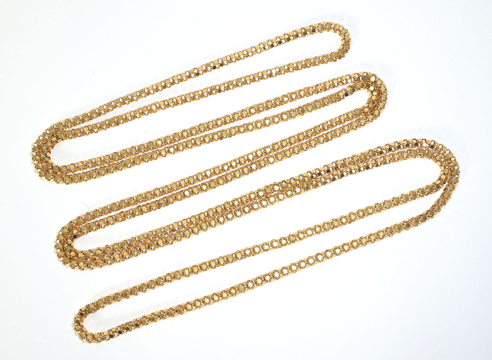 Diese ungewöhnliche  lange (78 Zoll) handgefertigte Halskette kann in einer Vielzahl von Längen getragen werden. Die verschlungene Kette besteht aus vier goldenen Kreisen um vier offene Kreise.  Es handelt sich um eine Endloskette (ohne Verschluss),