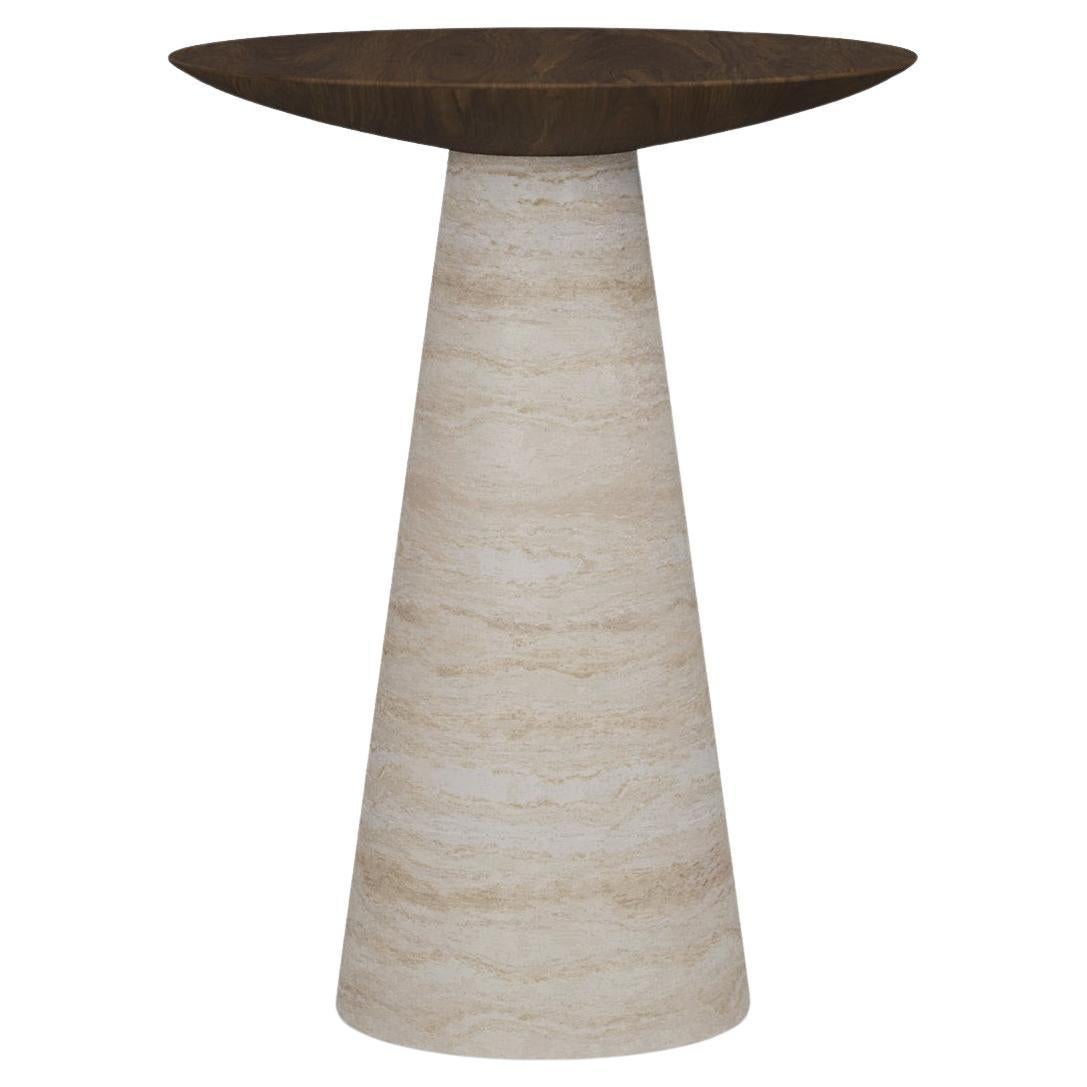 Table d'appoint Lotte en bois sculpté avec plateau en travertin, fabriquée à la main par Nolita Harbour