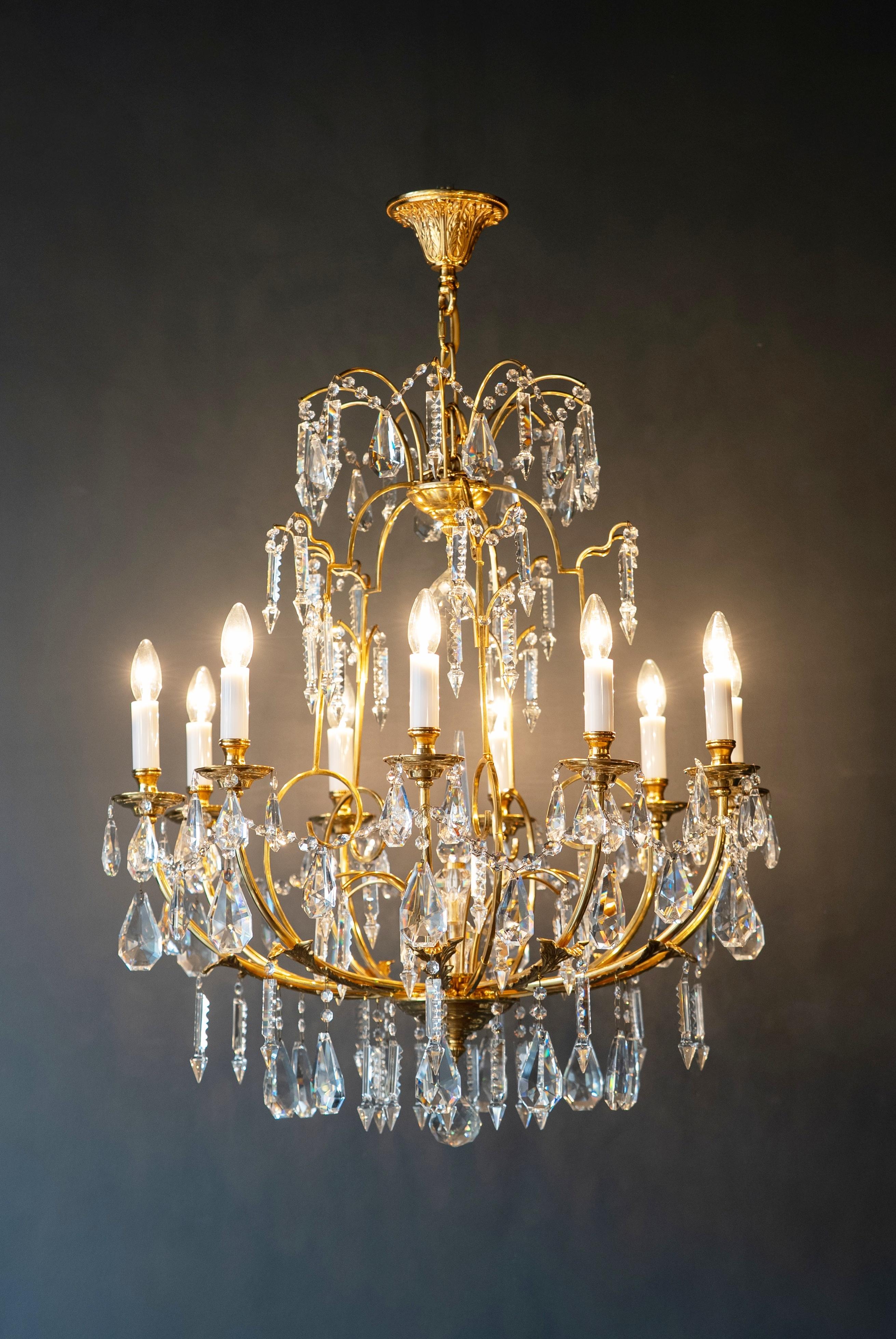 Eleganza del lampadario in stile Luigi XVI - Capolavoro artigianale con gocce di cristallo

Questo esclusivo lampadario è una vera opera di artigianato classico, ispirata alla raffinata eleganza dell'epoca Luigi XVI. Con un diametro di 80 cm e