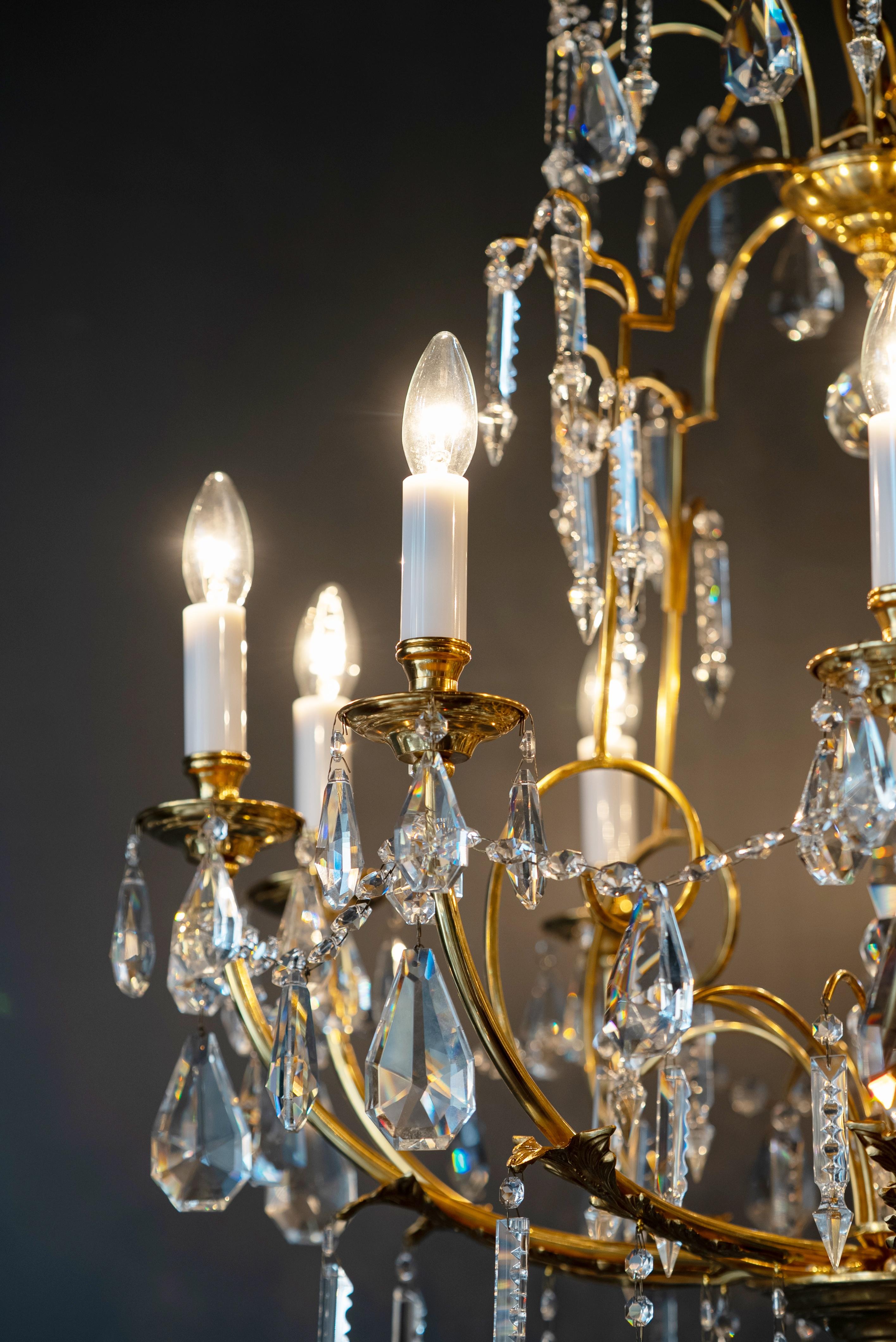 Annodato a mano Lampadario di cristallo in ottone Louis Seize fatto a mano Rara lampada da soffitto in stile francese in vendita