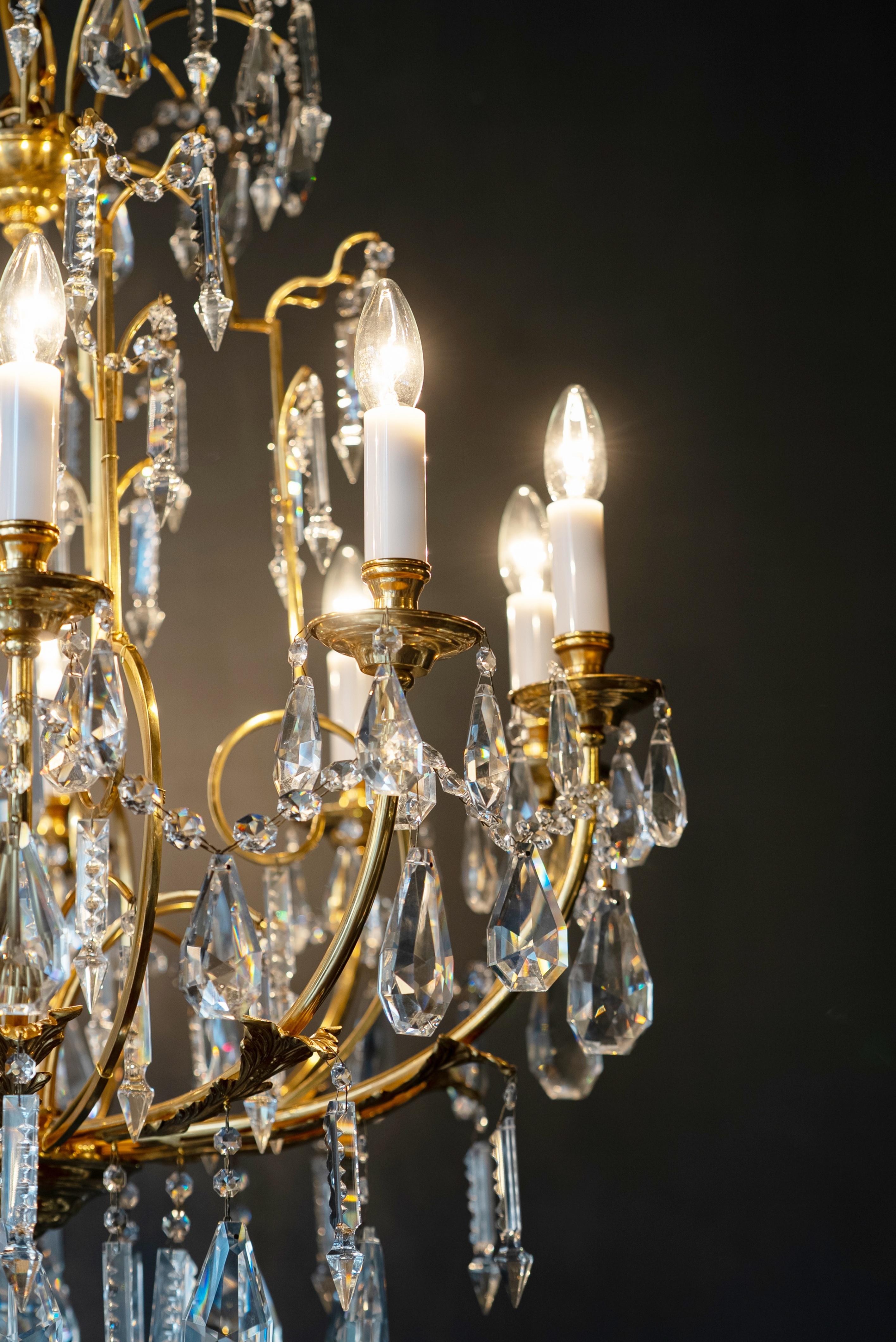 Lampadario di cristallo in ottone Louis Seize fatto a mano Rara lampada da soffitto in stile francese In condizioni Nuovo in vendita a Berlin, DE