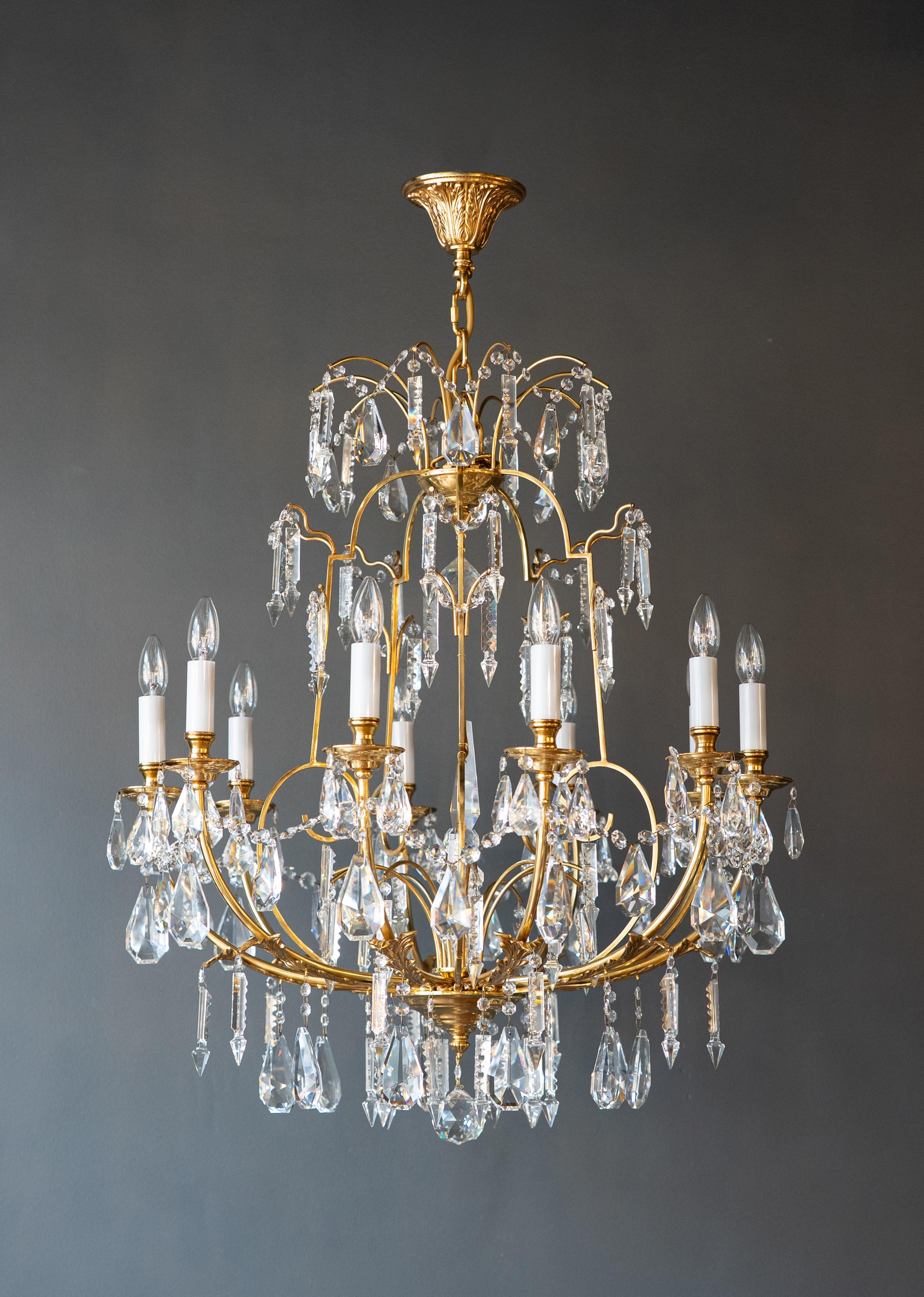 XXI secolo e contemporaneo Lampadario di cristallo in ottone Louis Seize fatto a mano Rara lampada da soffitto in stile francese in vendita