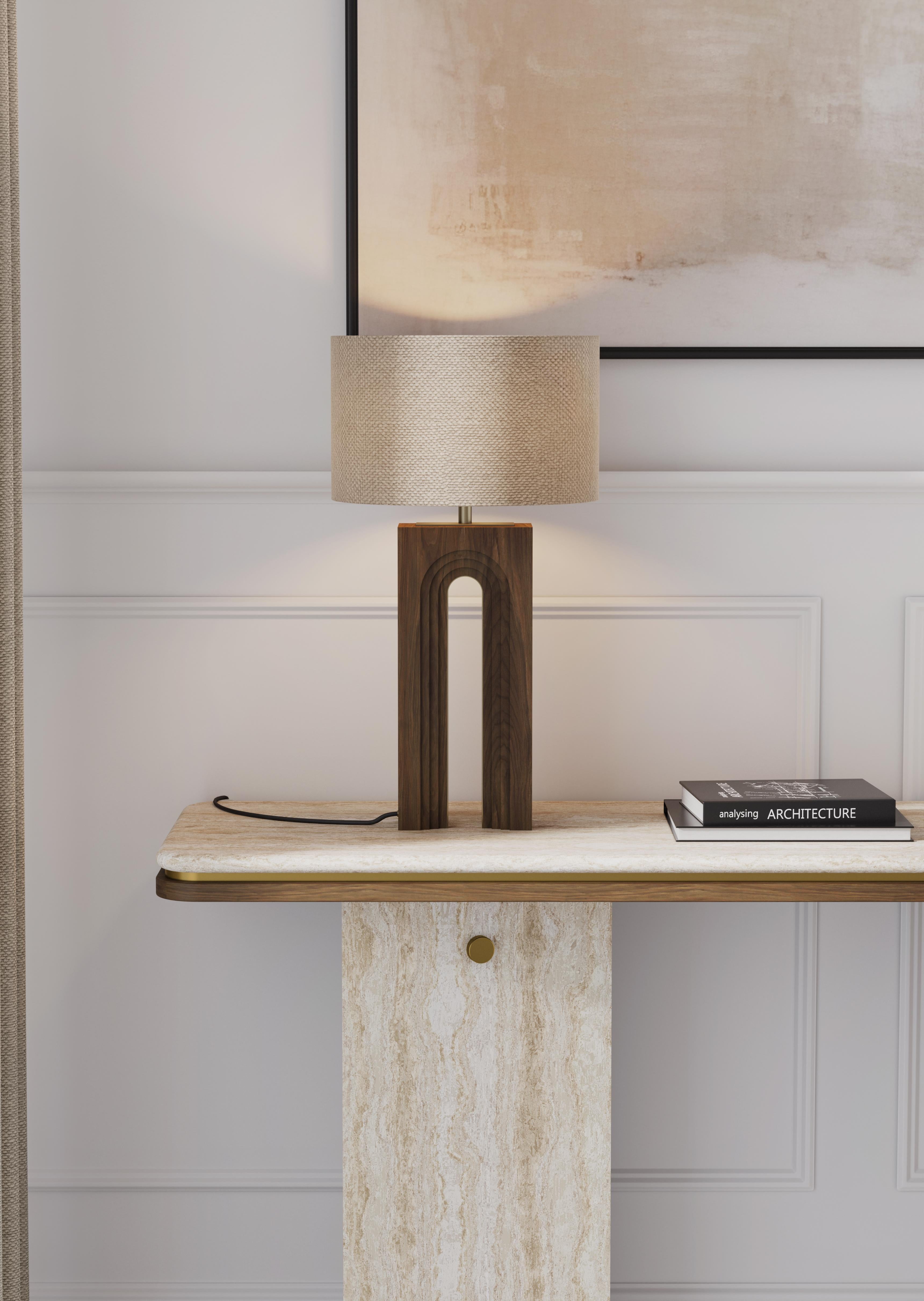 Organique Lampe de table Louis en bois sculpté et laiton poli, fabriquée à la main par Nolita Harbour en vente