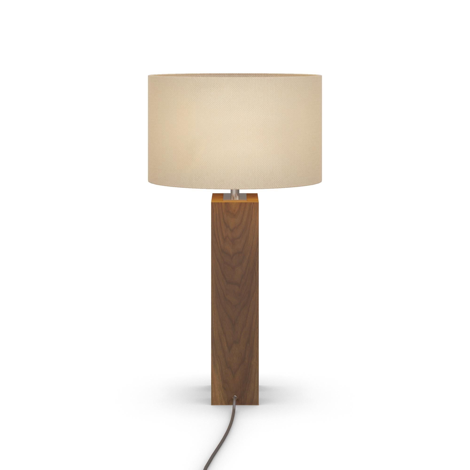 Portugais Lampe de table Louis en bois sculpté et laiton poli, fabriquée à la main par Nolita Harbour en vente