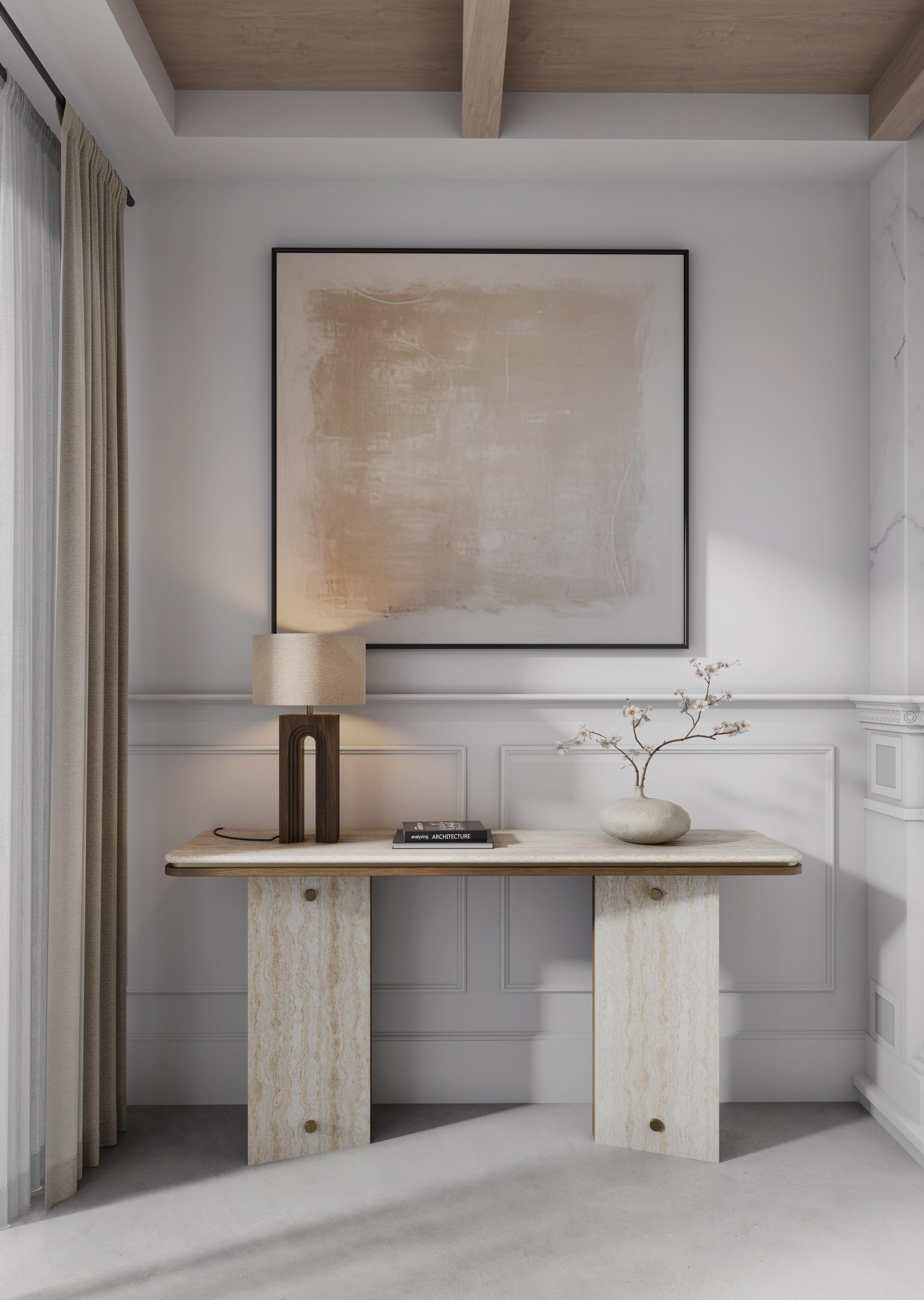 Portugais Lampe de table Louis en bois sculpté et laiton poli, fabriquée à la main par Nolita Harbour en vente