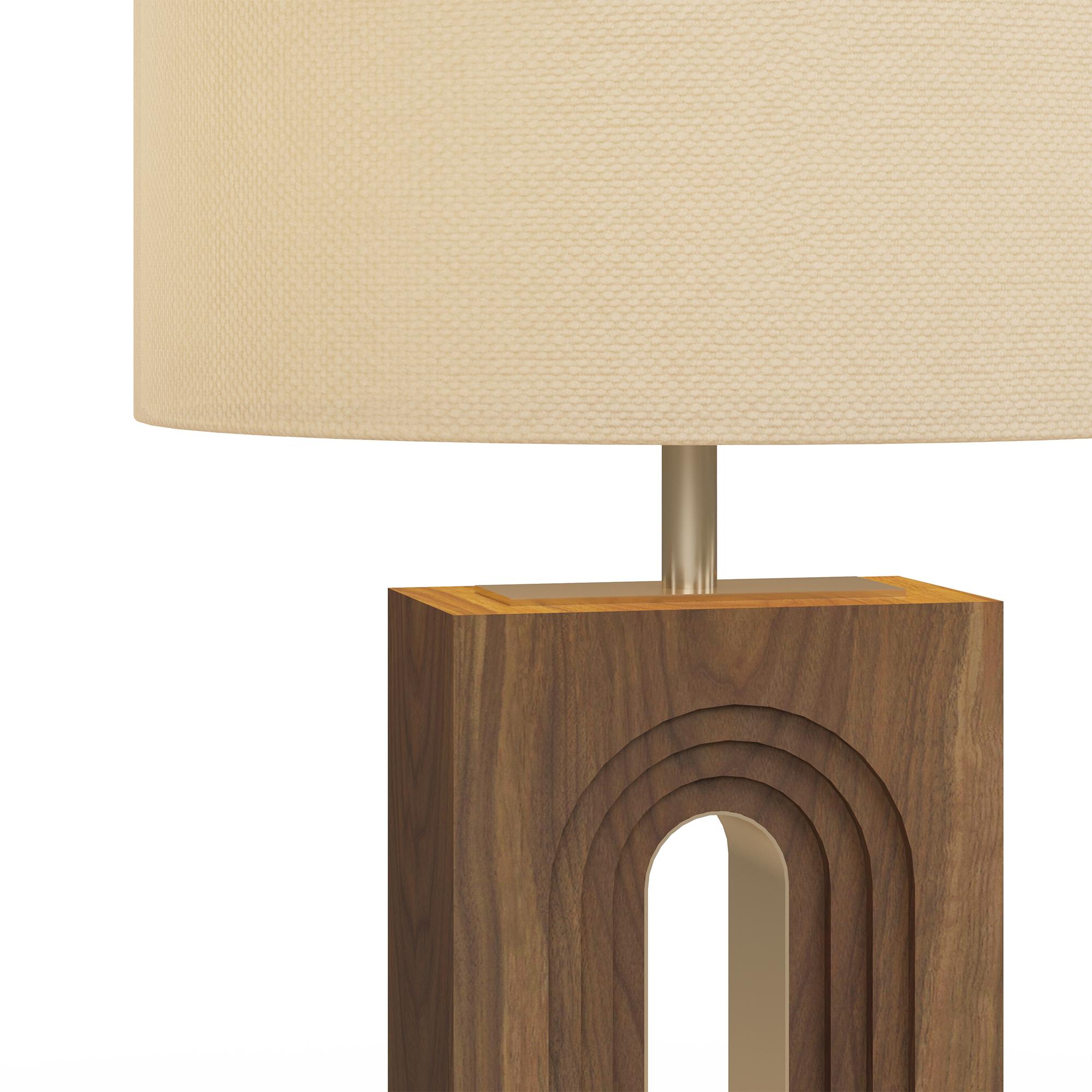 Fait main Lampe de table Louis en bois sculpté et laiton poli, fabriquée à la main par Nolita Harbour en vente