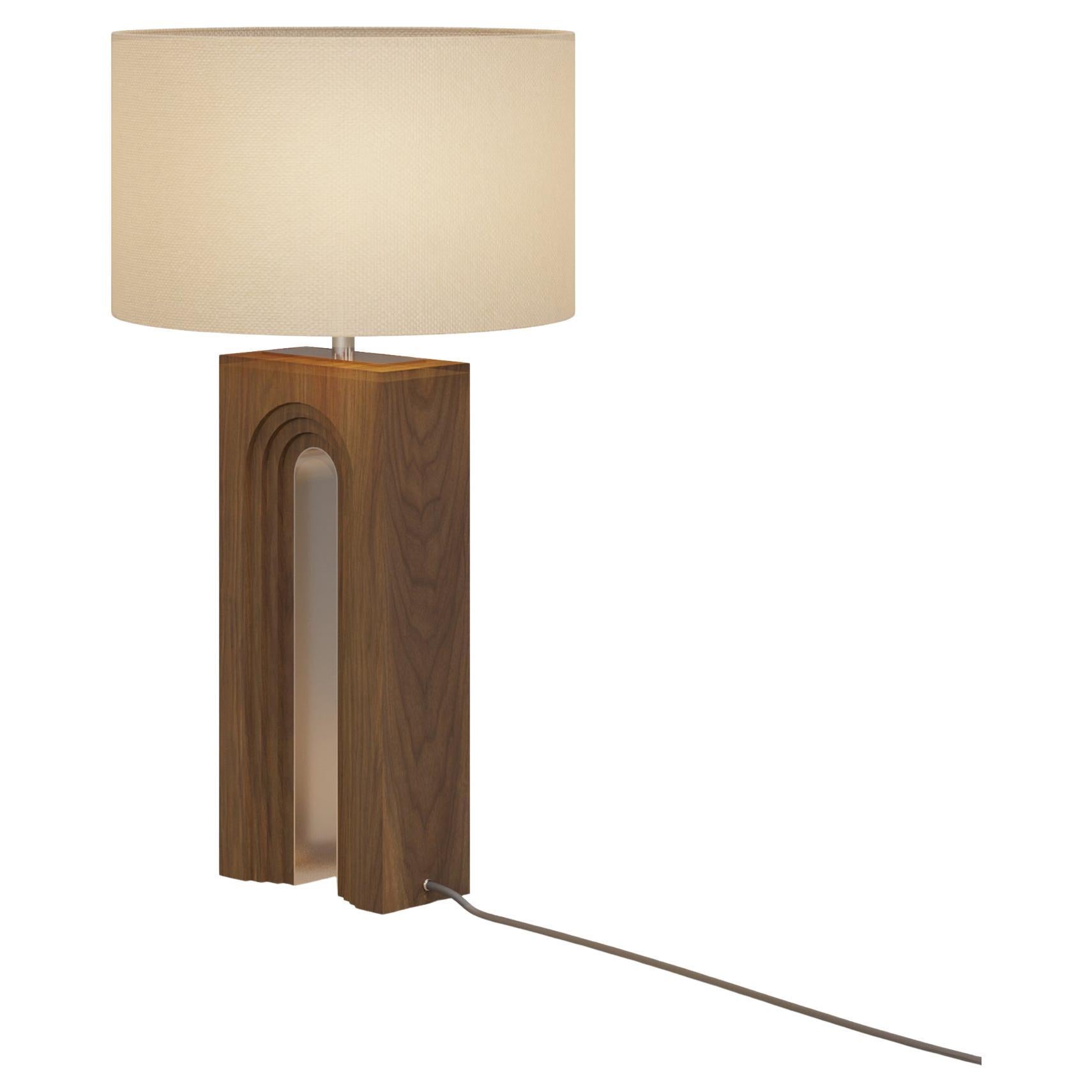 Handgefertigte Louis-Tischlampe aus geschnitztem Holz mit poliertem Messing von Nolita Harbour