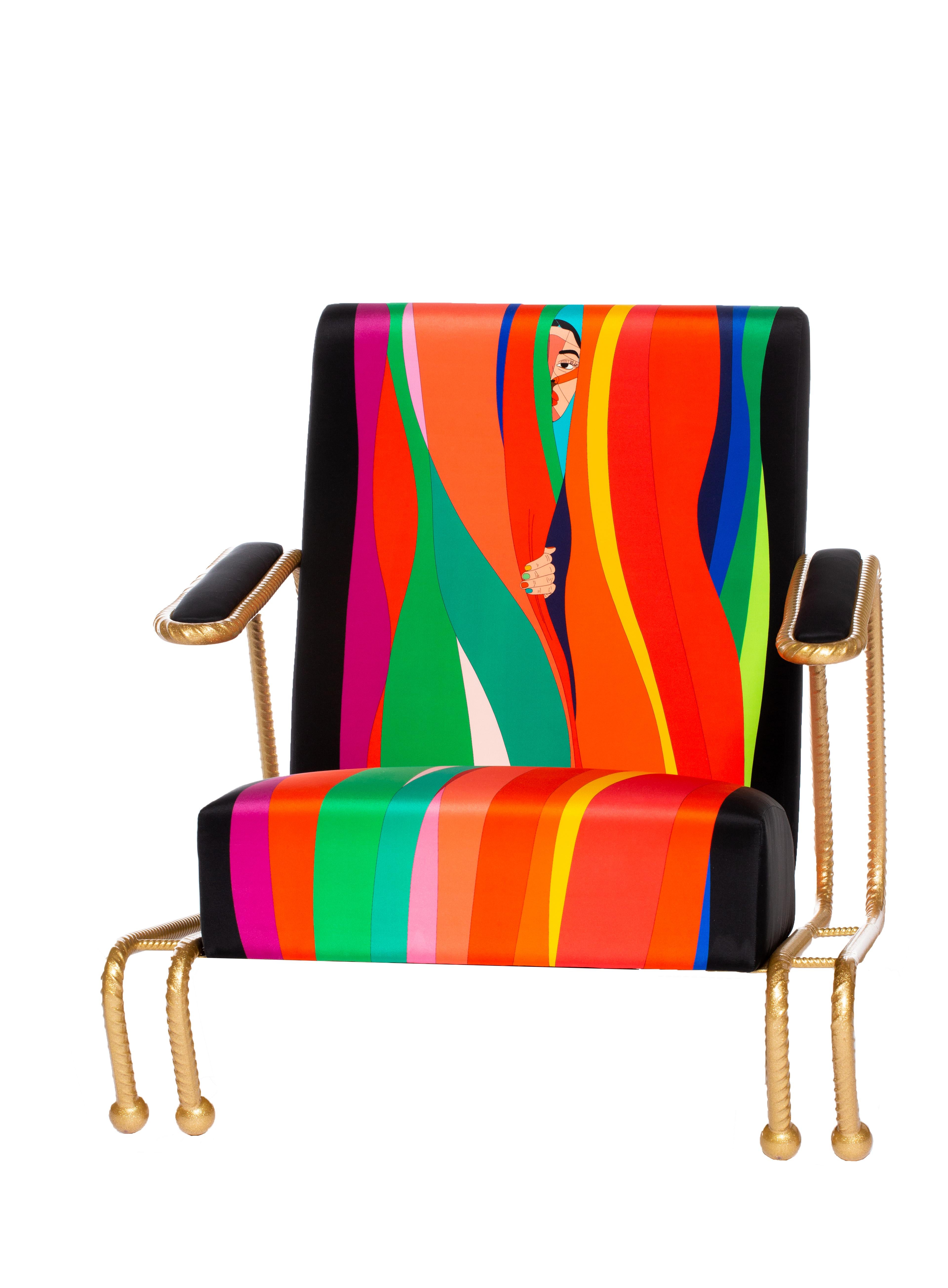 Chaise longue sur mesure avec revêtement en soie à cent pour cent dans des textiles graphiques originaux. Le cadre est fabriqué à partir de barres d'armature de construction de 1