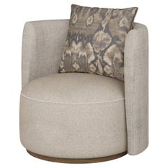 Fauteuil Lucie fait main en tissu souple avec base en noyer mat par Nolita Harbour