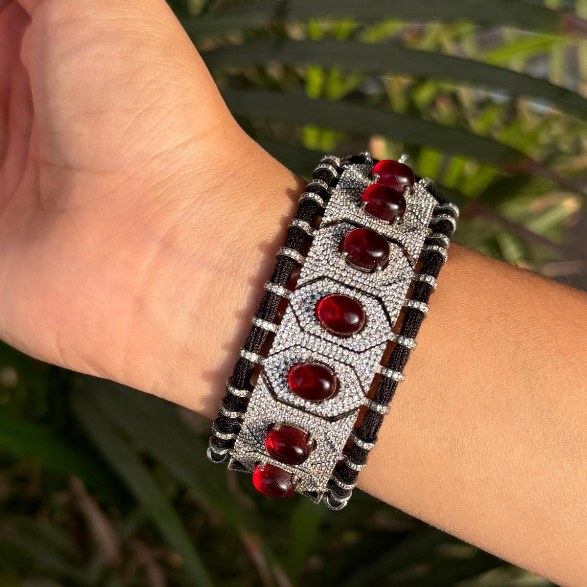 Bracciale in filo di Macrame fatto a mano Bracciale con strass in argento sterling. Per dare un tocco di classe al tuo look, ti servirà un braccialetto di filo conduttore. Ogni pezzo è caratterizzato da splendide pietre di zirconia cubica, rinomate