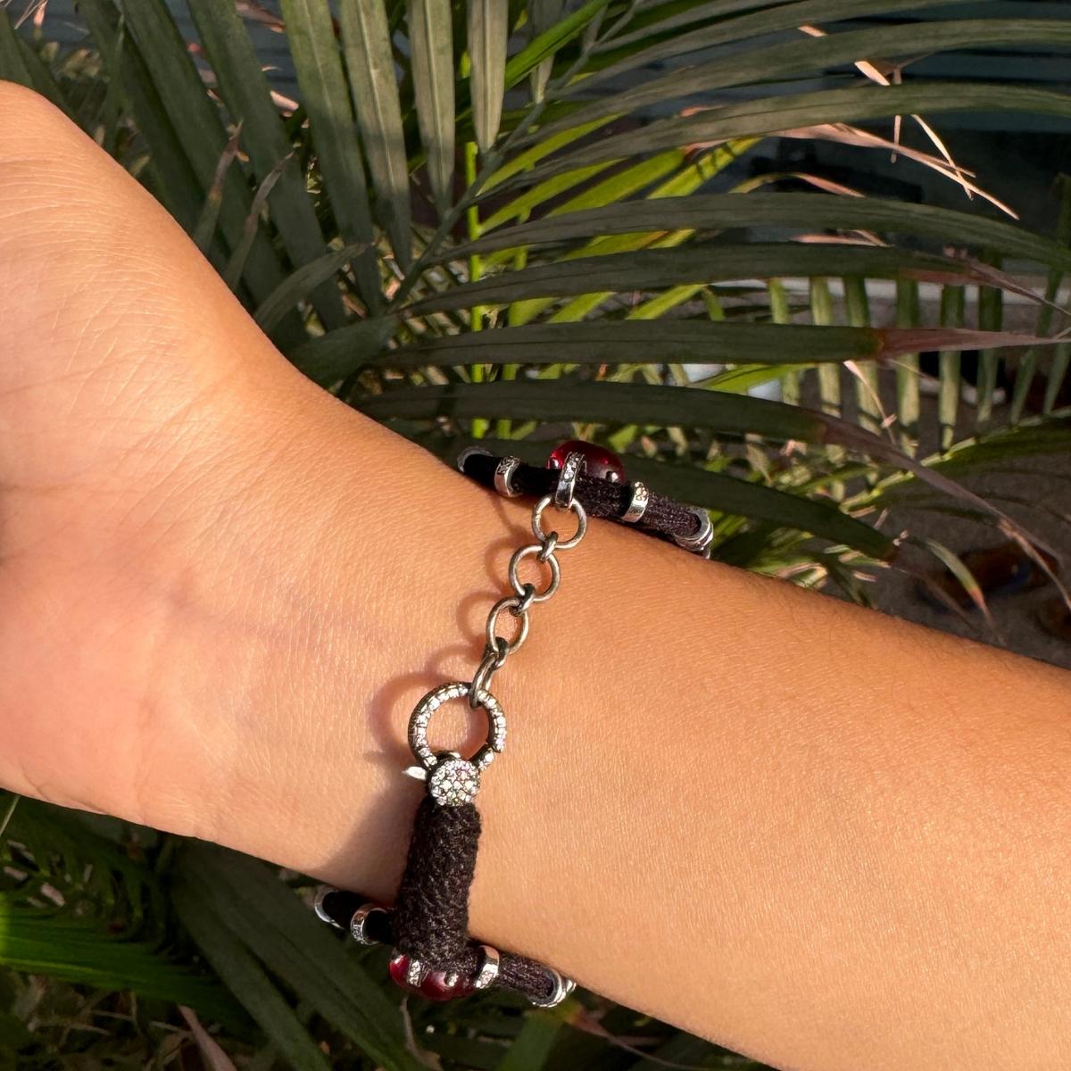 Bracciale in filo di Macrame fatto a mano Bracciale con strass in argento sterling in vendita 1