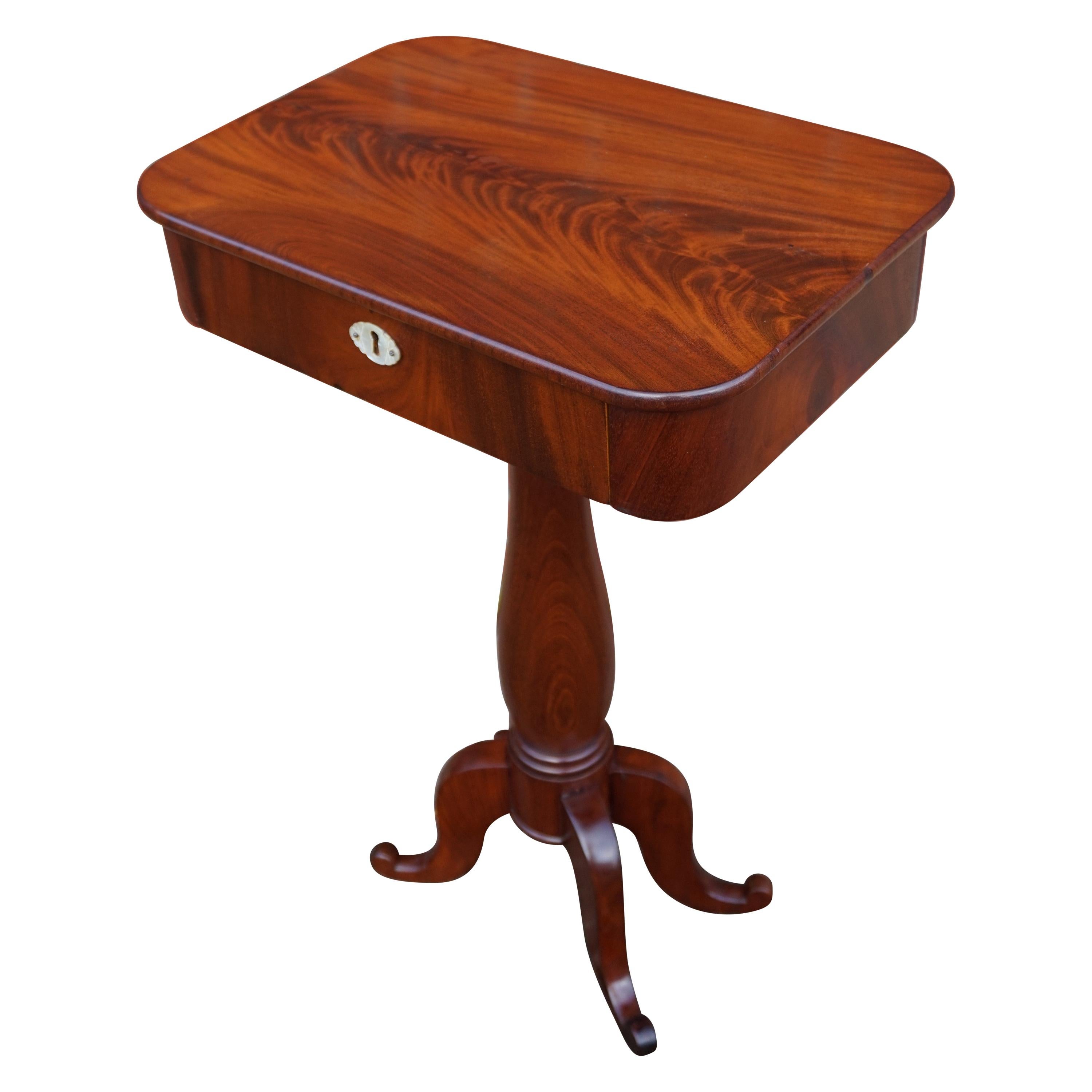 Table d'ouvrier / Meuble de couture / Table d'appoint en bois de noyer fait main. Tiroir