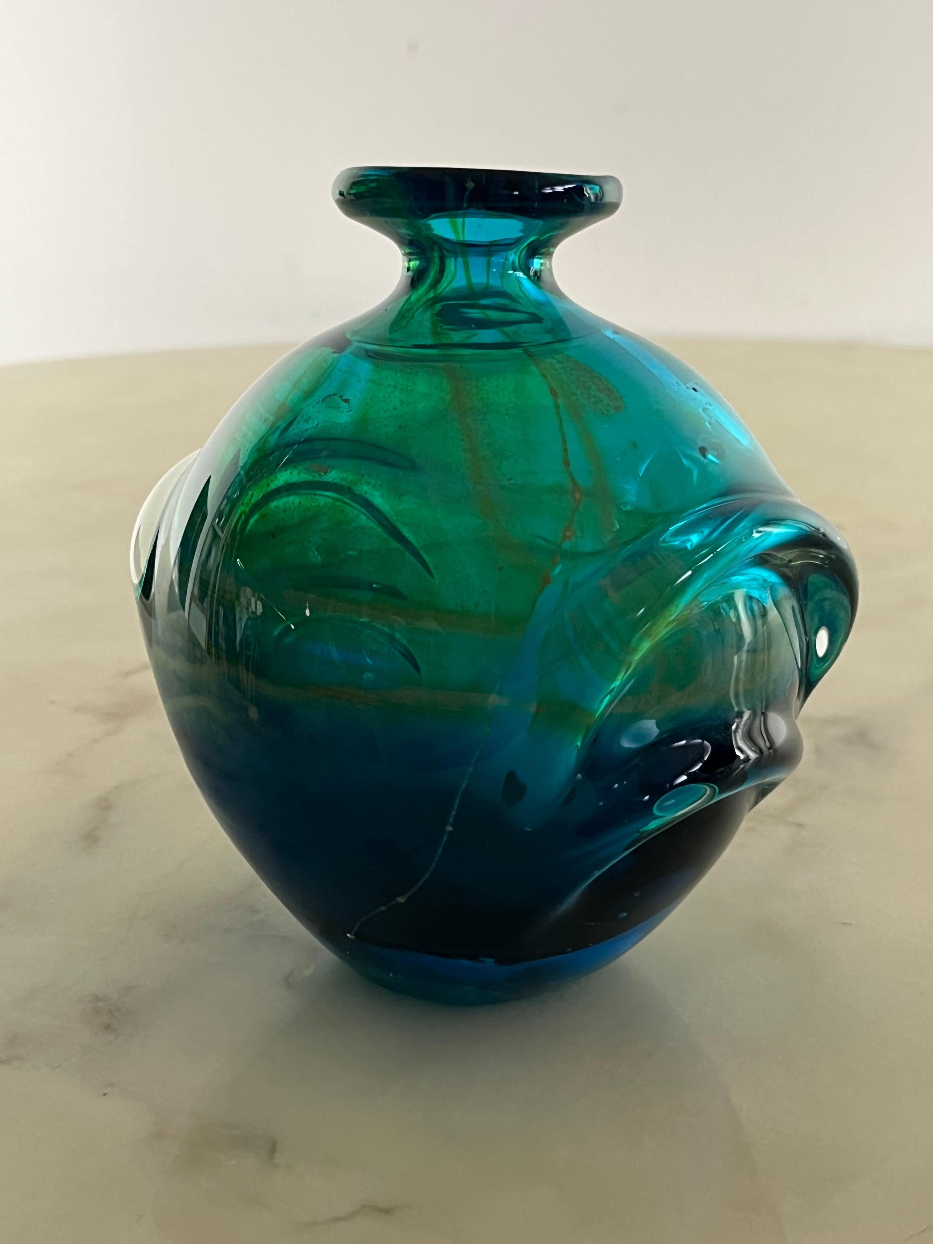 Vase en verre maltais Mdina fait à la main, 1970
Extrêmement rare et en excellent état.
Notez les bulles d'air qui sont restées piégées pendant les phases de traitement. Très faibles signes de vieillissement.
