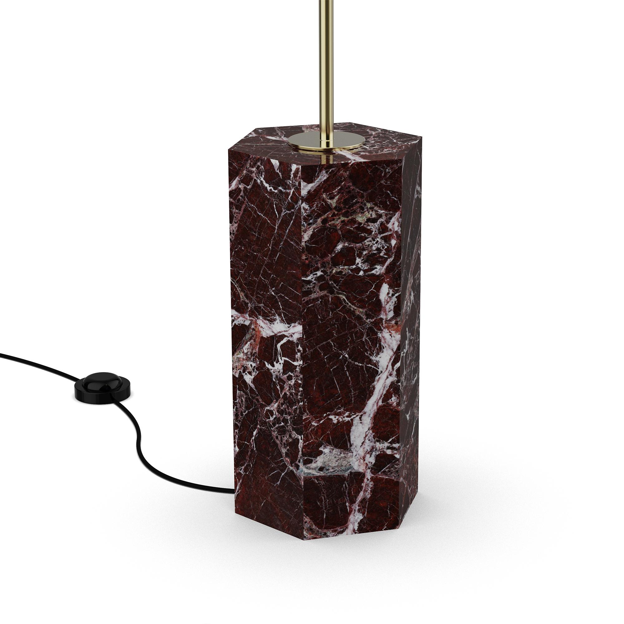 Le lampadaire Marc est une combinaison frappante de matériaux audacieux et d'ingénierie raffinée, ce qui en fait une pièce de choix dans tout espace contemporain. Sa base en marbre Porto Rosso, aux teintes rouges profondes et aux veines complexes,