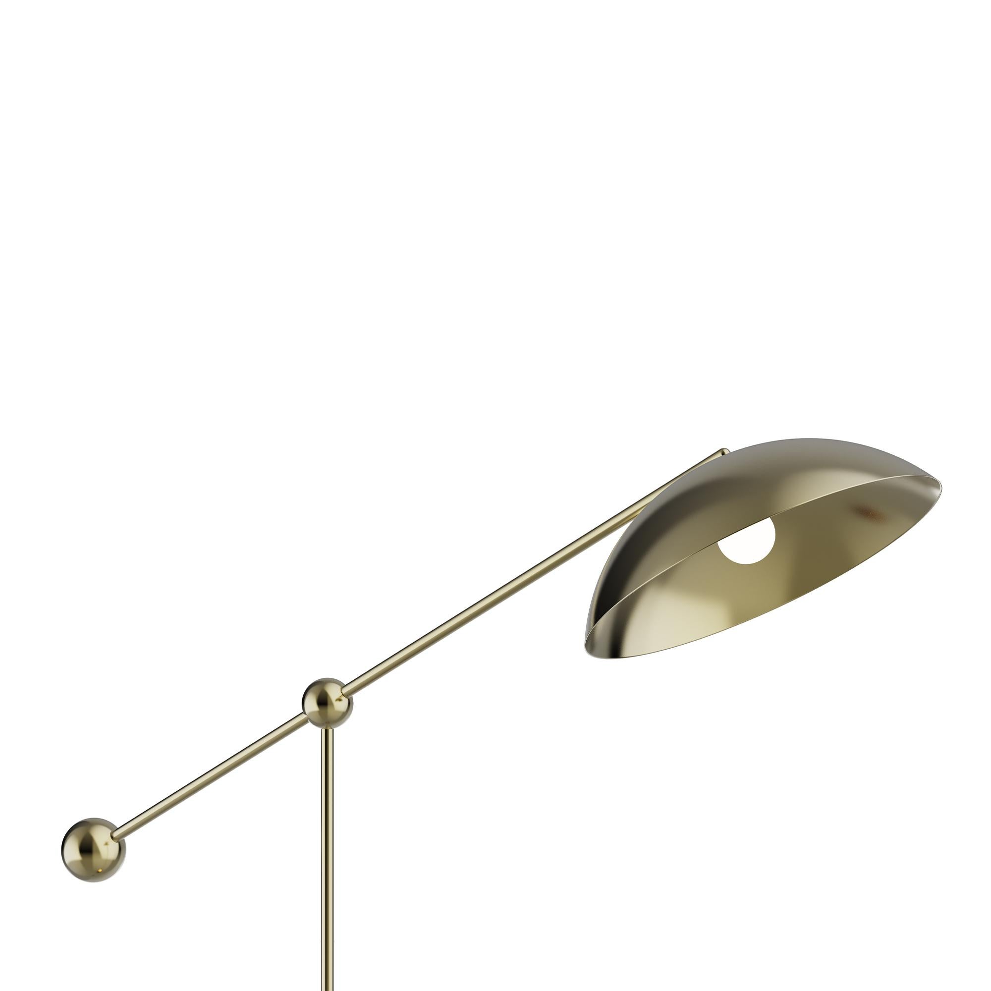 Portugais Lampadaire Marc fait main en laiton poli et marbre par Nolita Harbour en vente