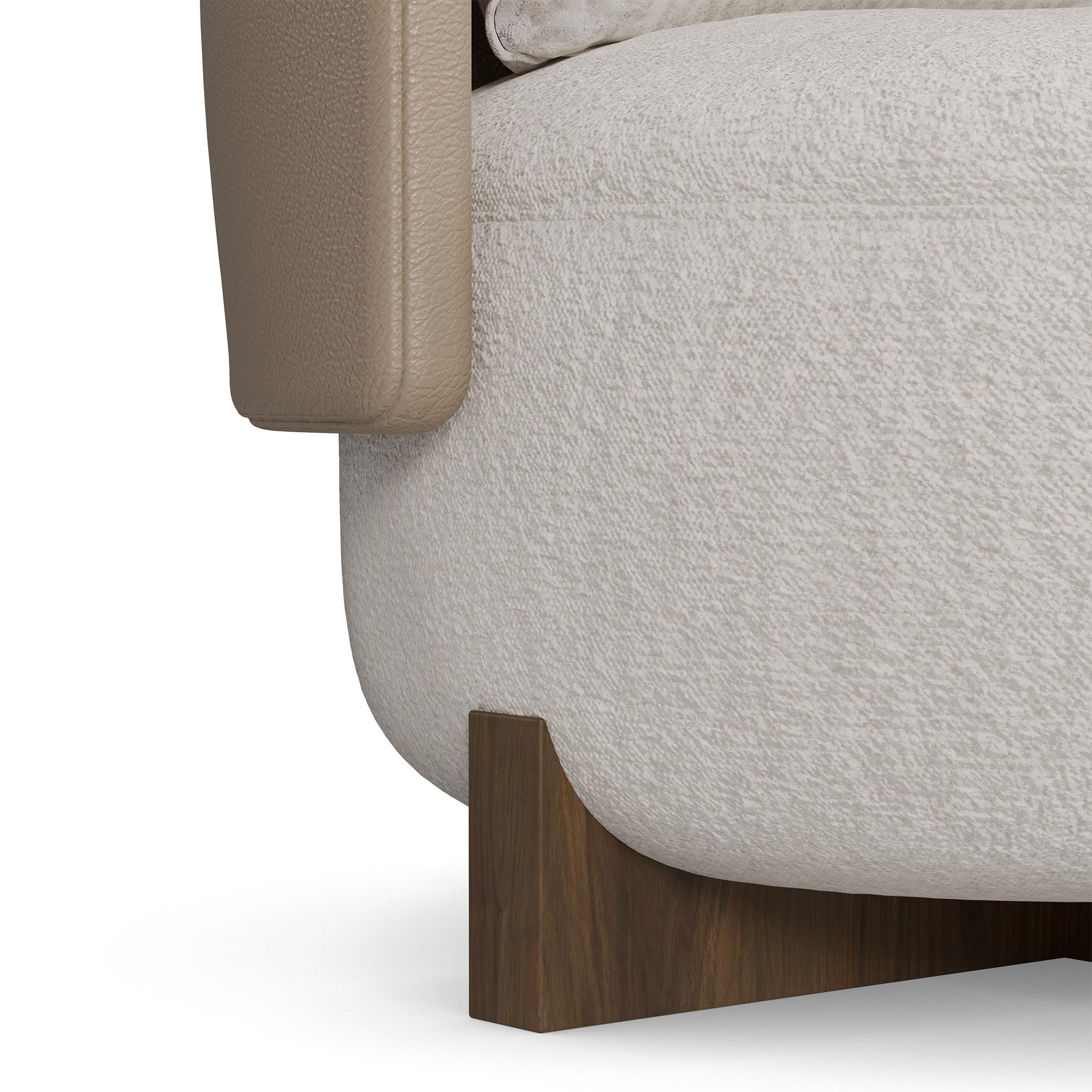 Sillón Margot hecho a mano en tapicería de felpa con base de madera por Nolita Harbour Portugués en venta