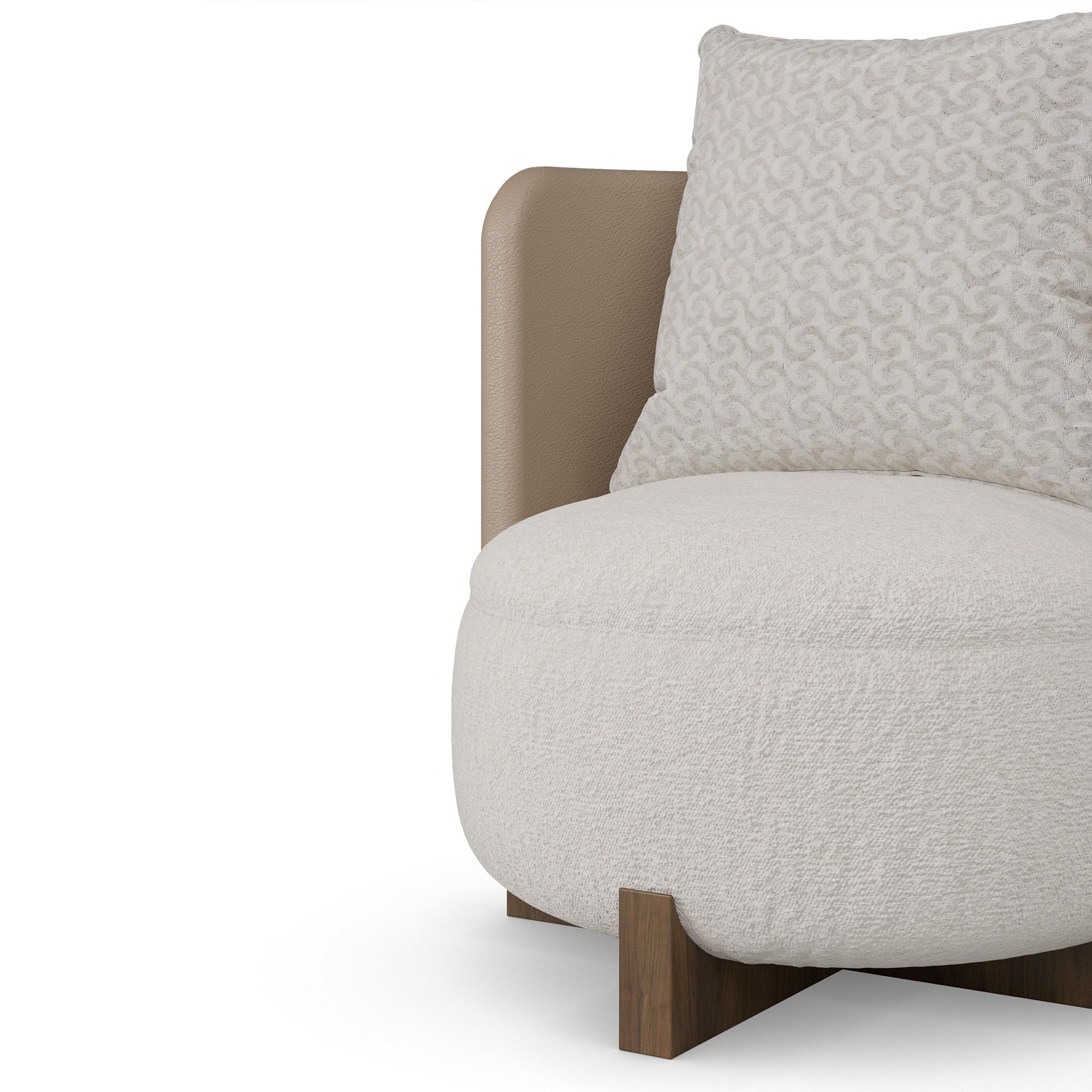 Sillón Margot hecho a mano en tapicería de felpa con base de madera por Nolita Harbour Hecho a mano en venta