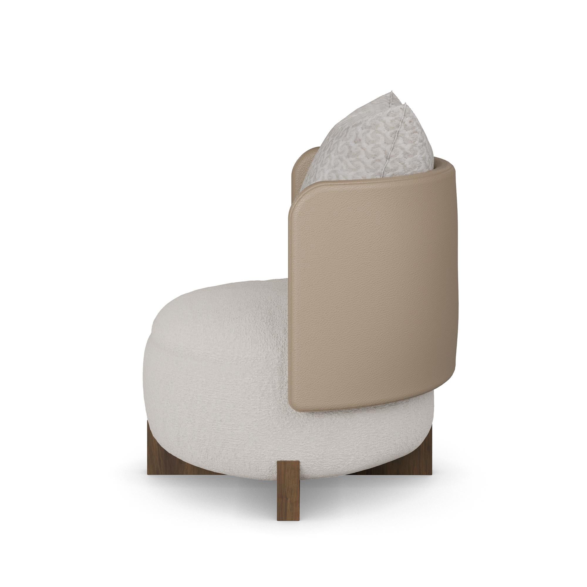 Sillón Margot hecho a mano en tapicería de felpa con base de madera por Nolita Harbour Siglo XXI y contemporáneo en venta
