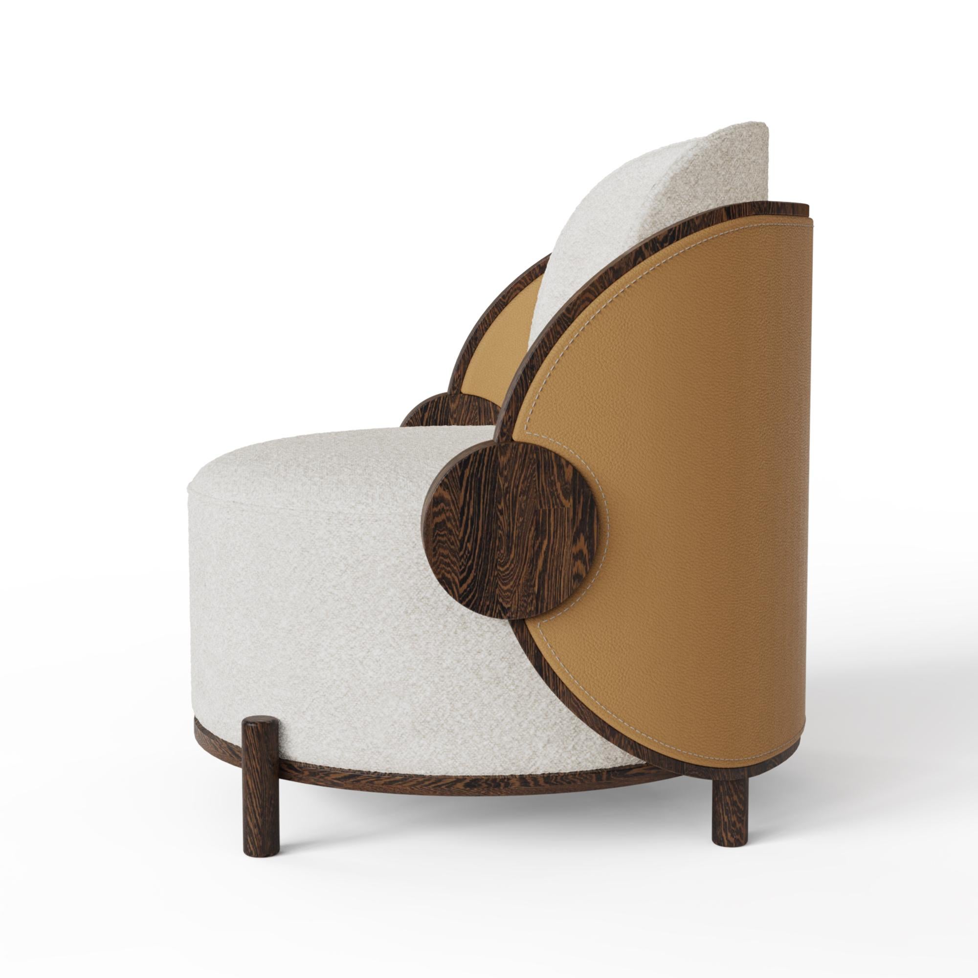 Poltrona Nolita Harbour Marie, un mix unico di raffinatezza moderna e design artistico. Questa poltrona di elegante fattura è caratterizzata da una seduta e da uno schienale rivestiti in morbido tessuto boucle, per garantire un'esperienza di seduta
