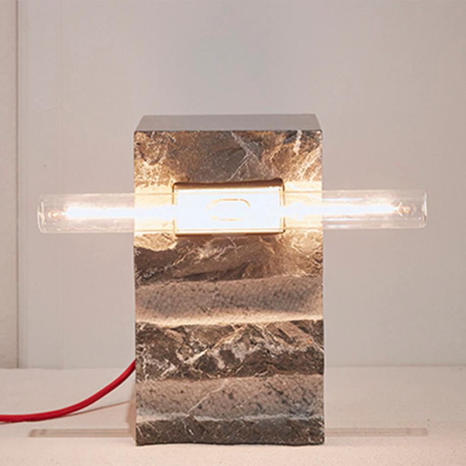 Pezzo unico realizzato a mano, Marquina nera  lampada da terra in marmo del famoso designer Josep Vila Capdevila. Vestigia Small.
La collezione Vestiges ha un coinvolgimento materiale ed emotivo con la memoria. L'autore disegna i pezzi in