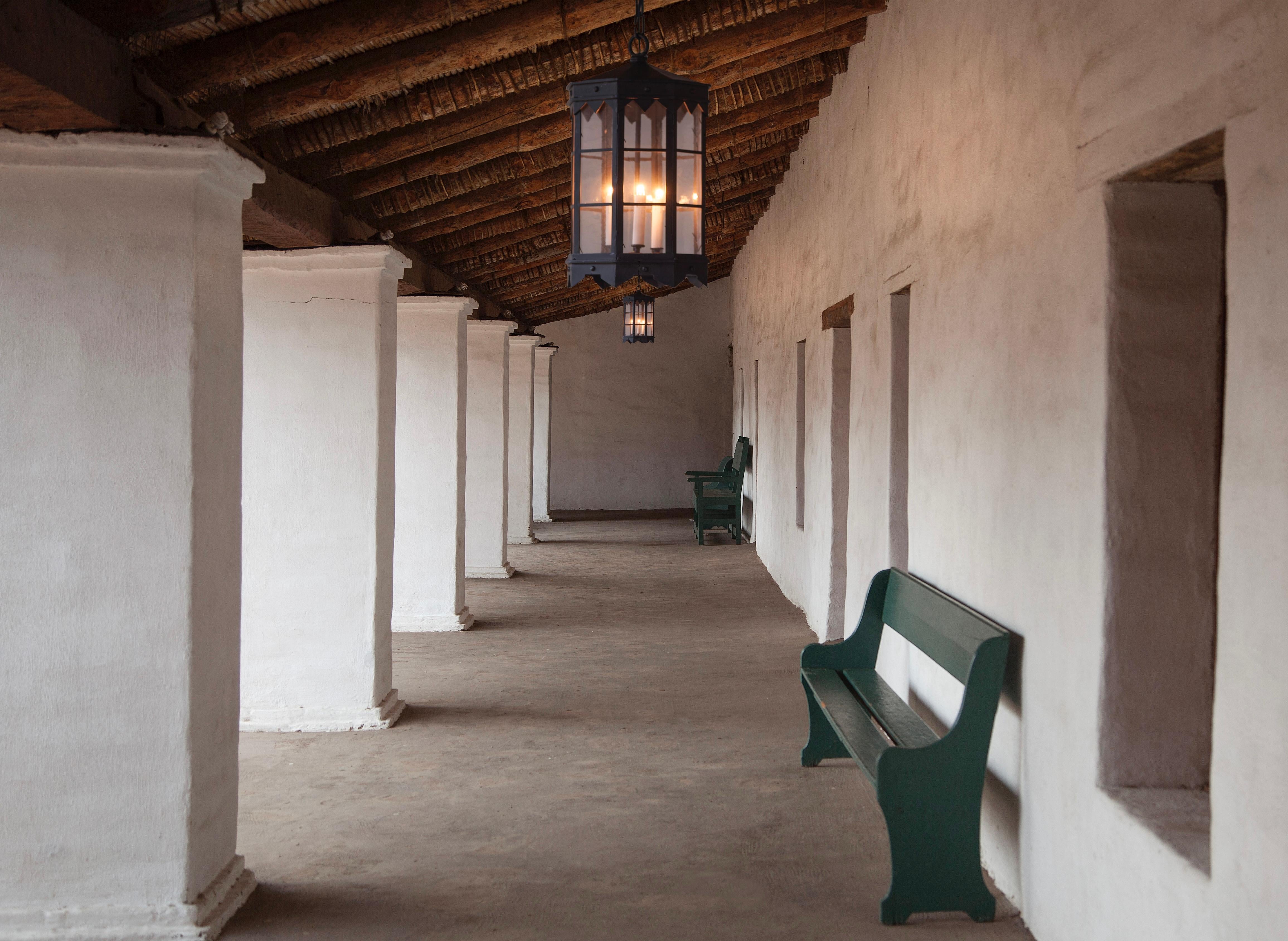 Unsere Laterne De La Guerra ist im mediterranen Stil gehalten, mit historischen Profilen und modernen geometrischen Linien. Tagsüber fällt sie auf, aber noch mehr in der Nacht, wenn der gemusterte Saum kunstvolle Schatten wirft. Die 04 ist die